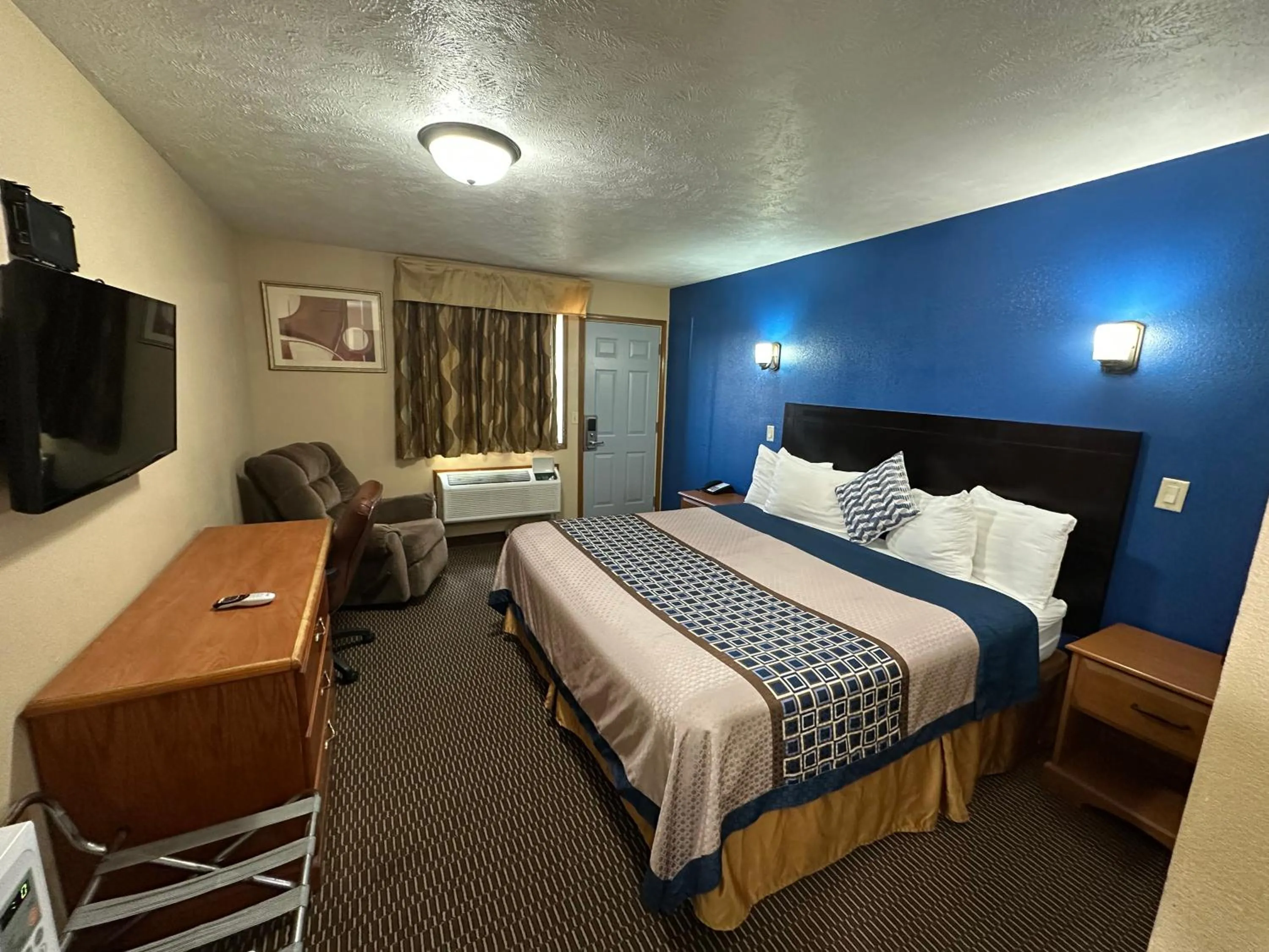 Photo of the whole room, Bed in Eco-Lux Inn Norfolk