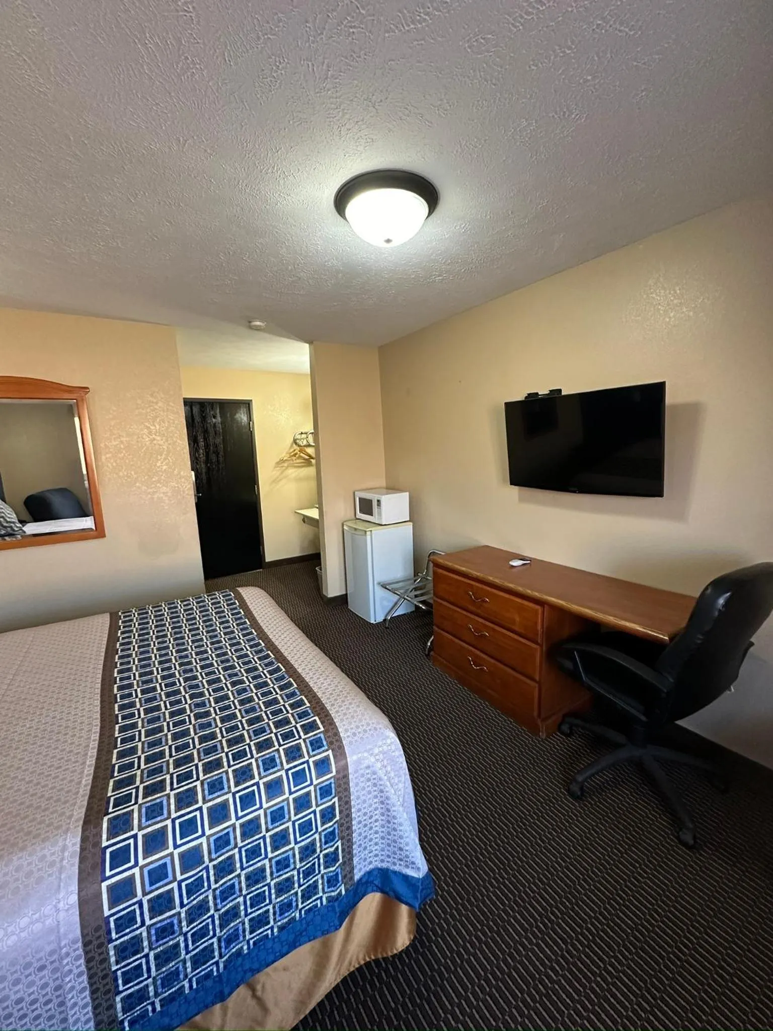 TV and multimedia, Bed in Eco-Lux Inn Norfolk