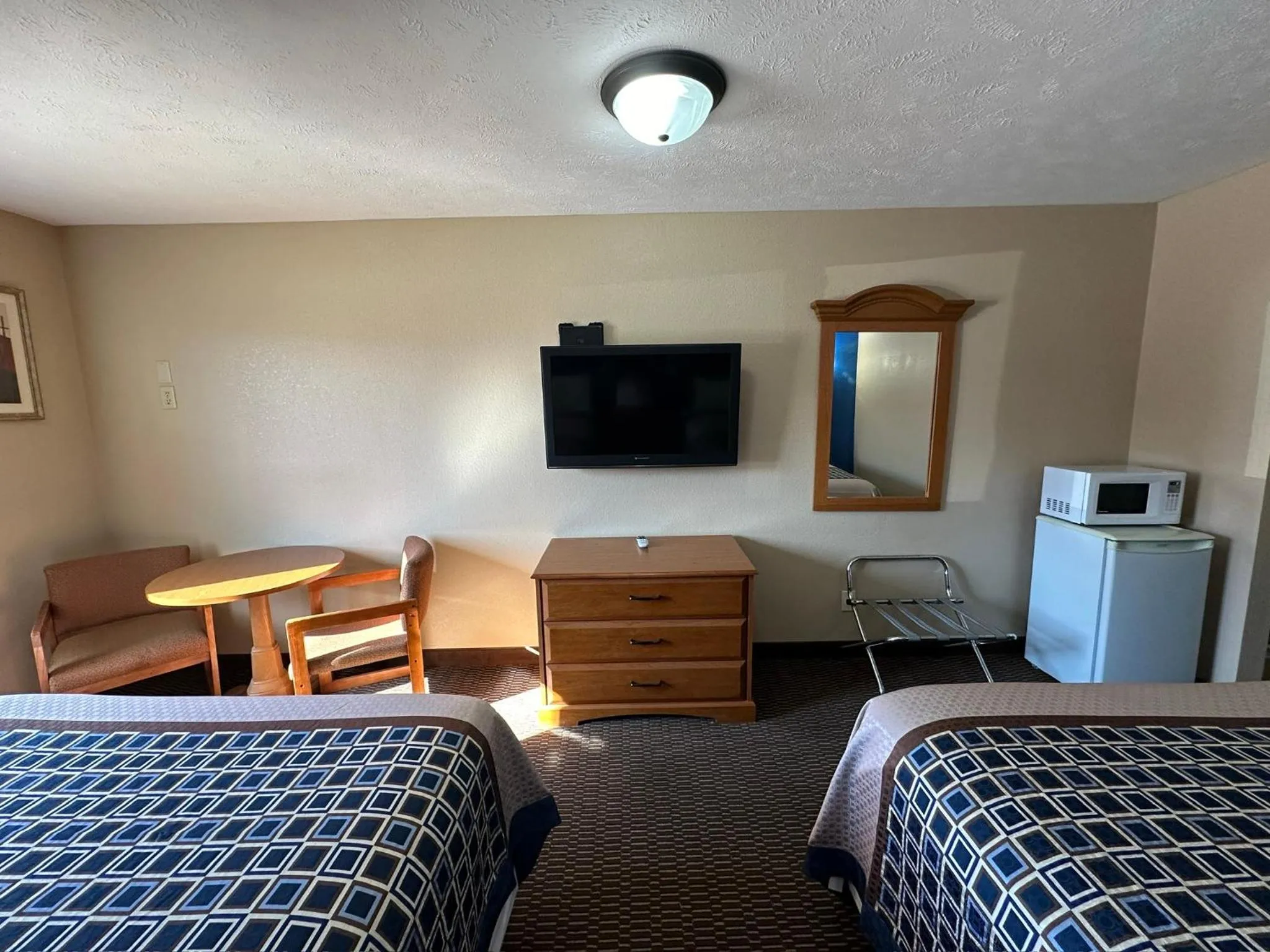 TV and multimedia, Bed in Eco-Lux Inn Norfolk