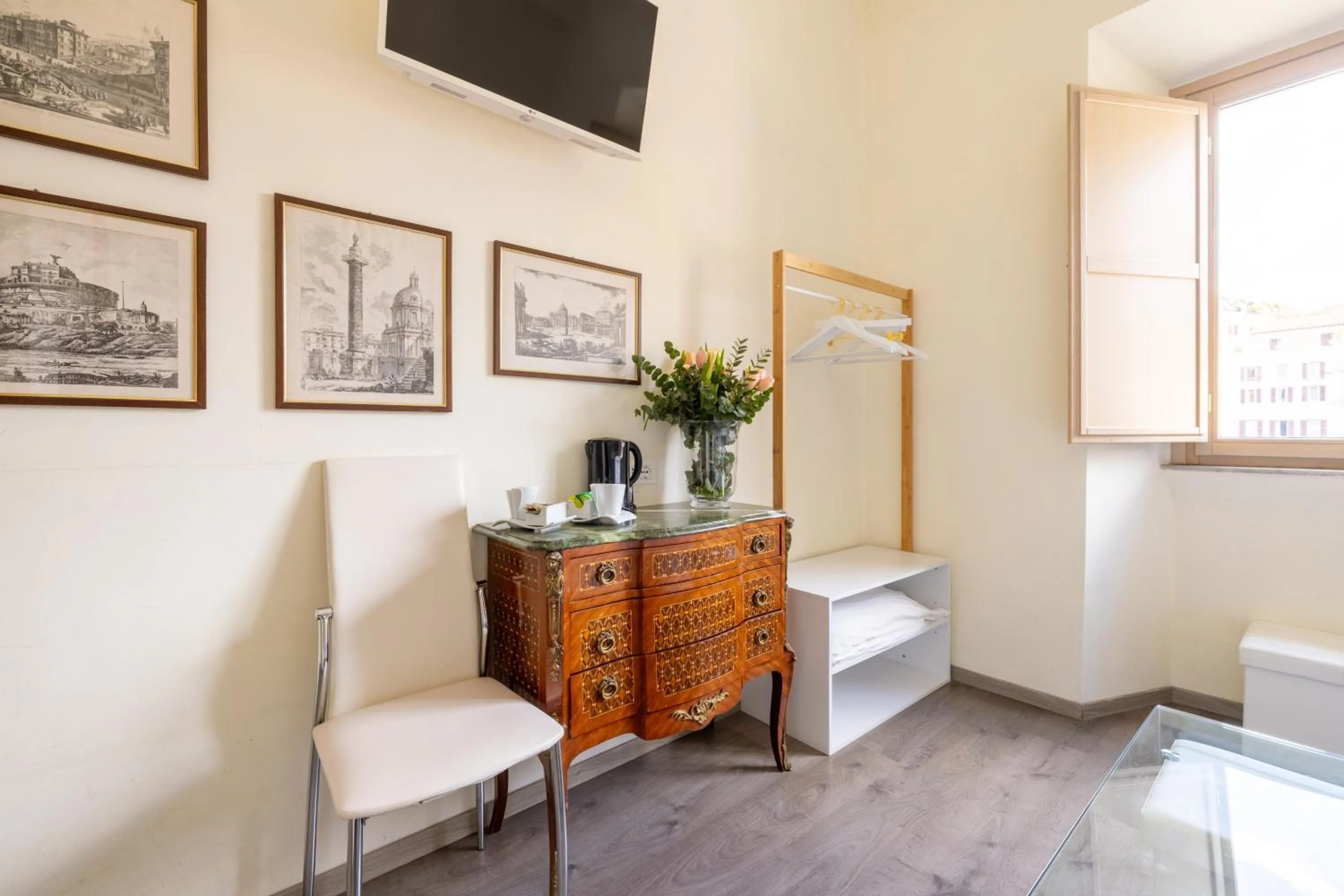 Photo of the whole room in Temple View FCollection Superior Relais