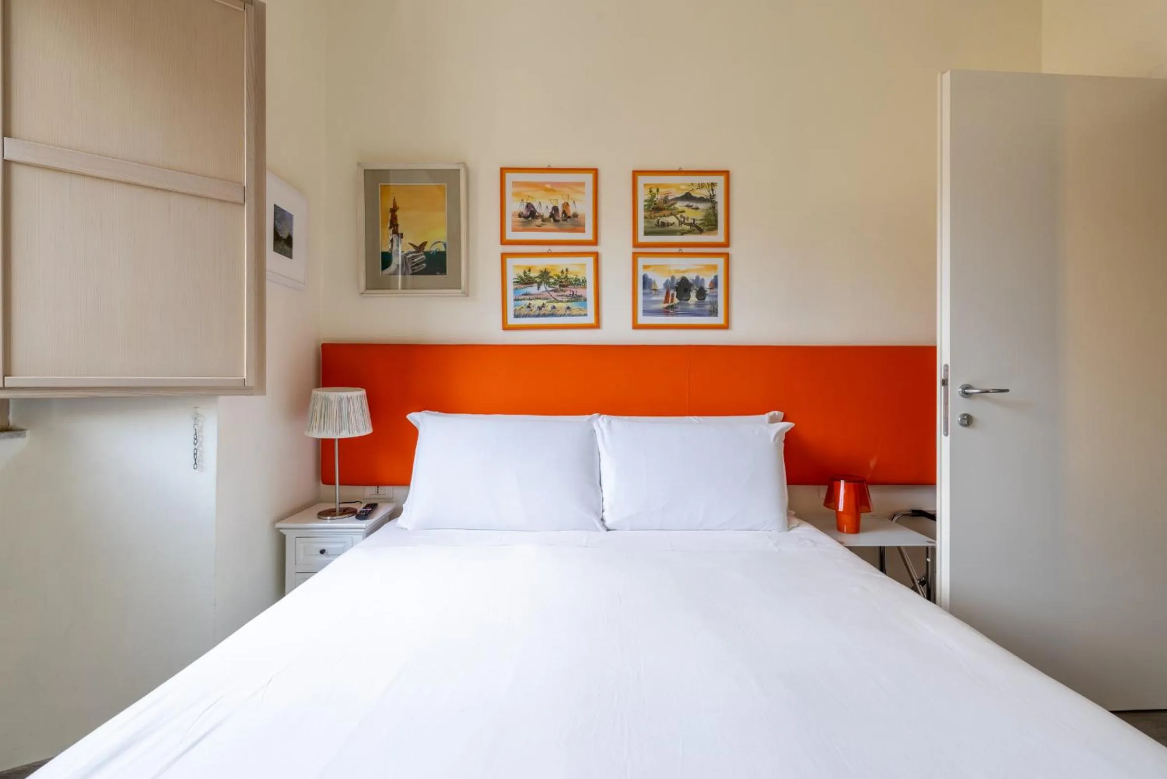 Photo of the whole room, Bed in Temple View FCollection Superior Relais