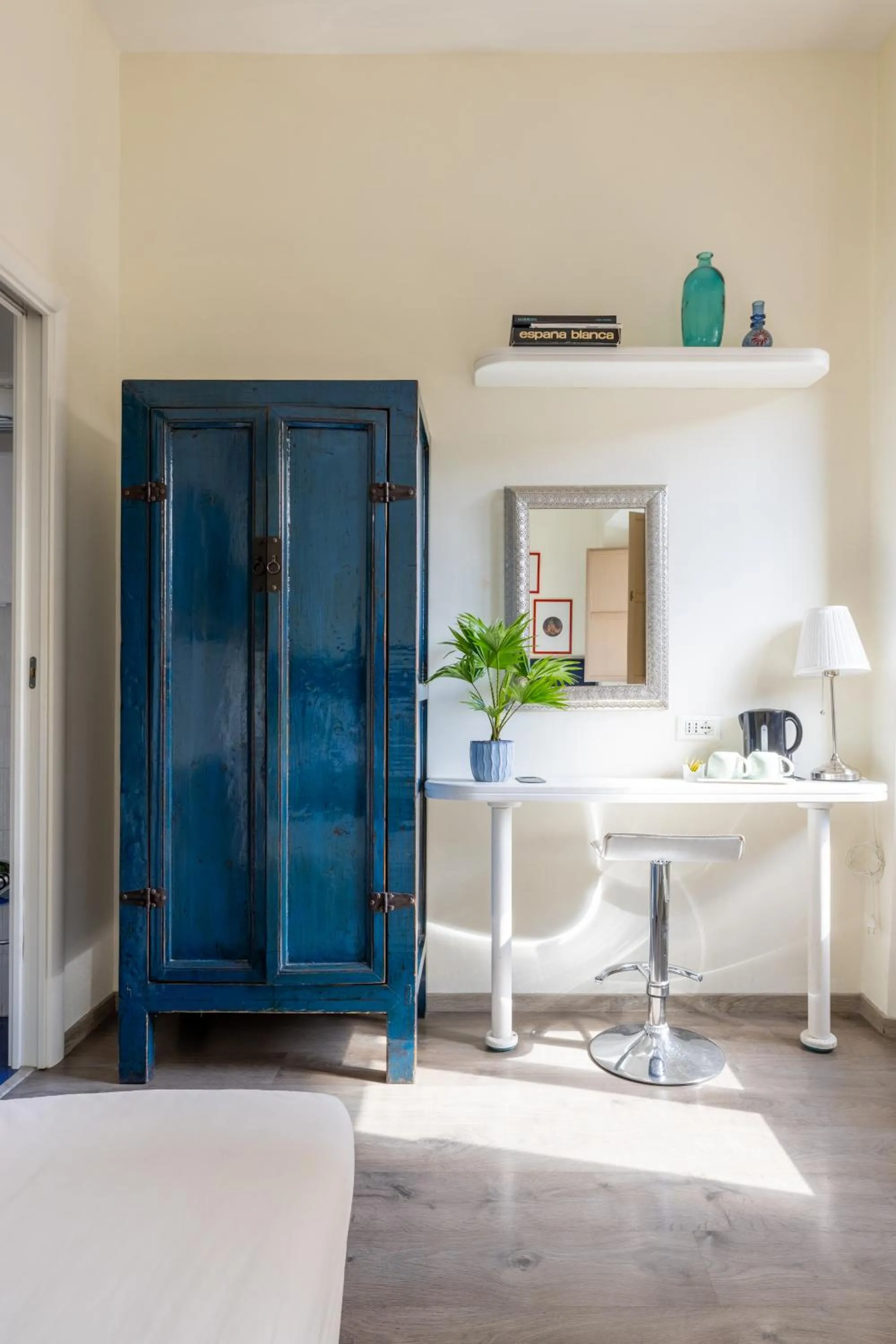 Seating area, Bed in Temple View FCollection Superior Relais