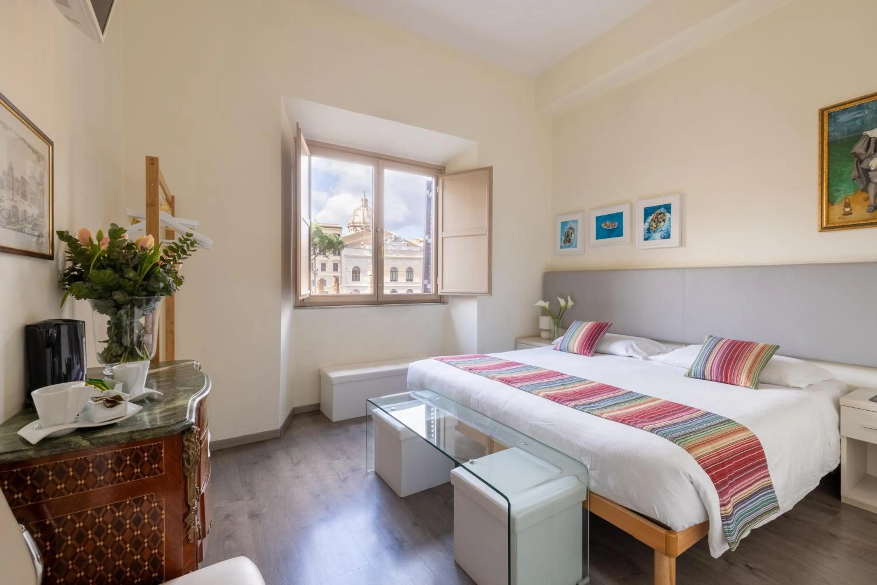 Photo of the whole room, Bed in Temple View FCollection Superior Relais