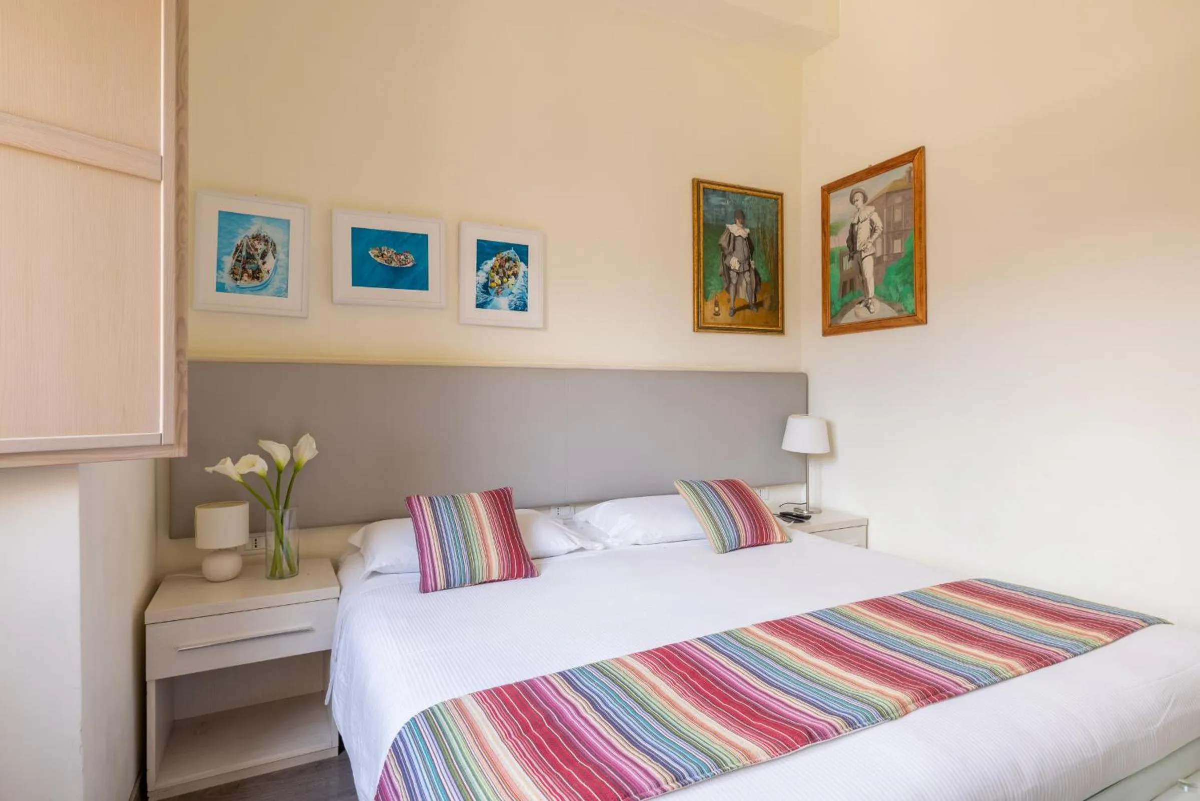 Photo of the whole room, Bed in Temple View FCollection Superior Relais