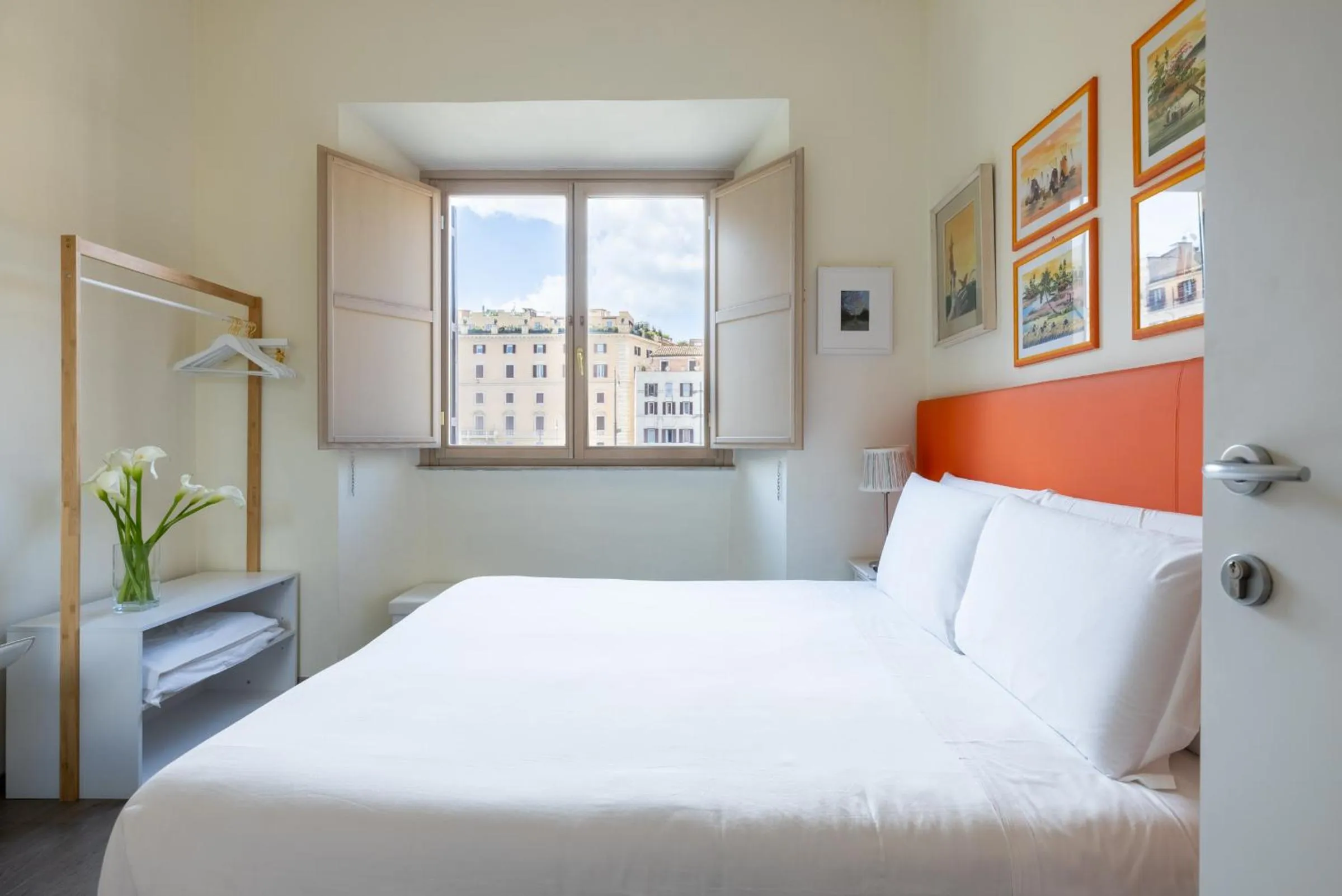 Photo of the whole room, Bed in Temple View FCollection Superior Relais