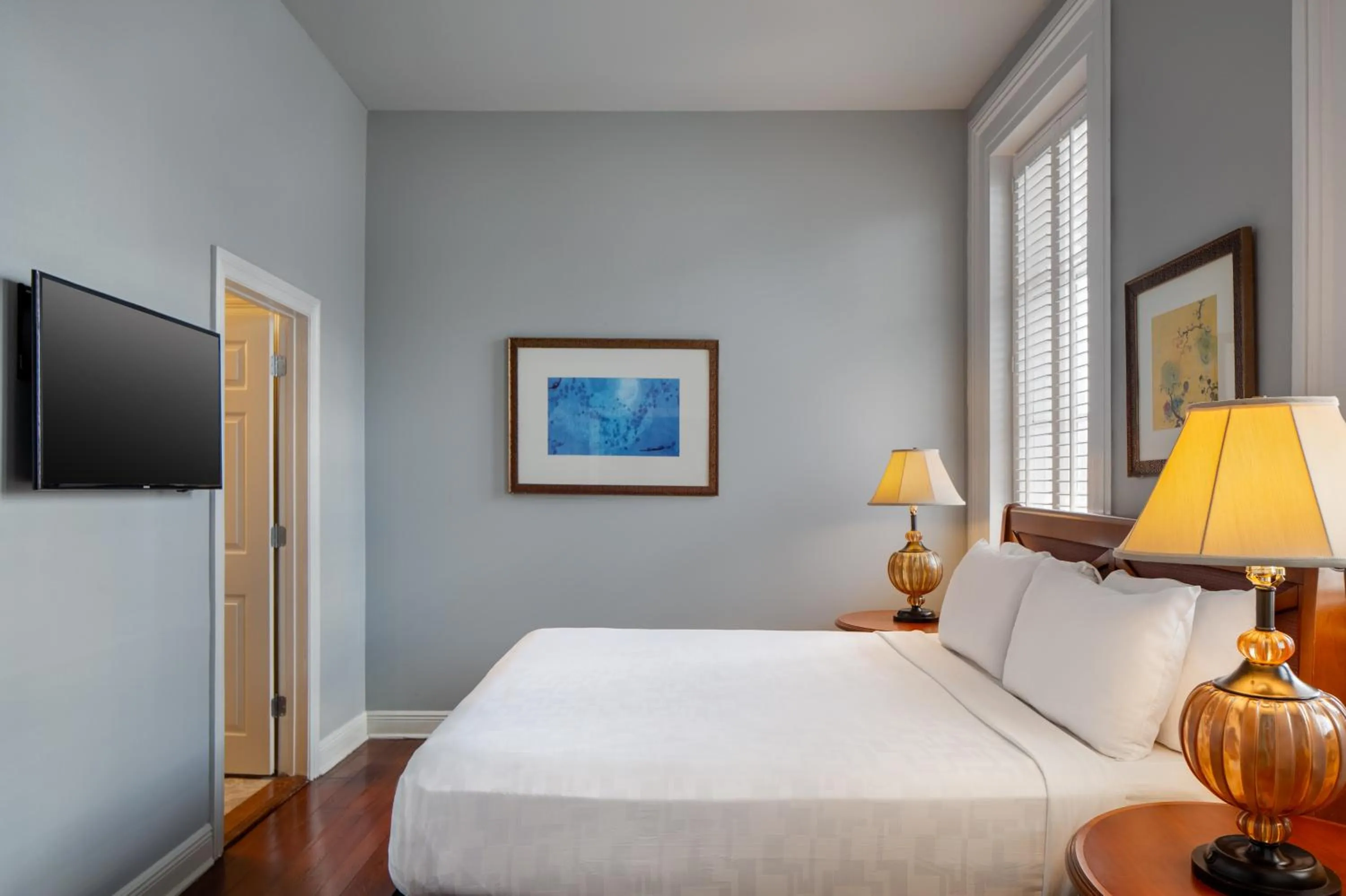 Bed in New Orleans Courtyard Hotel by the French Quarter