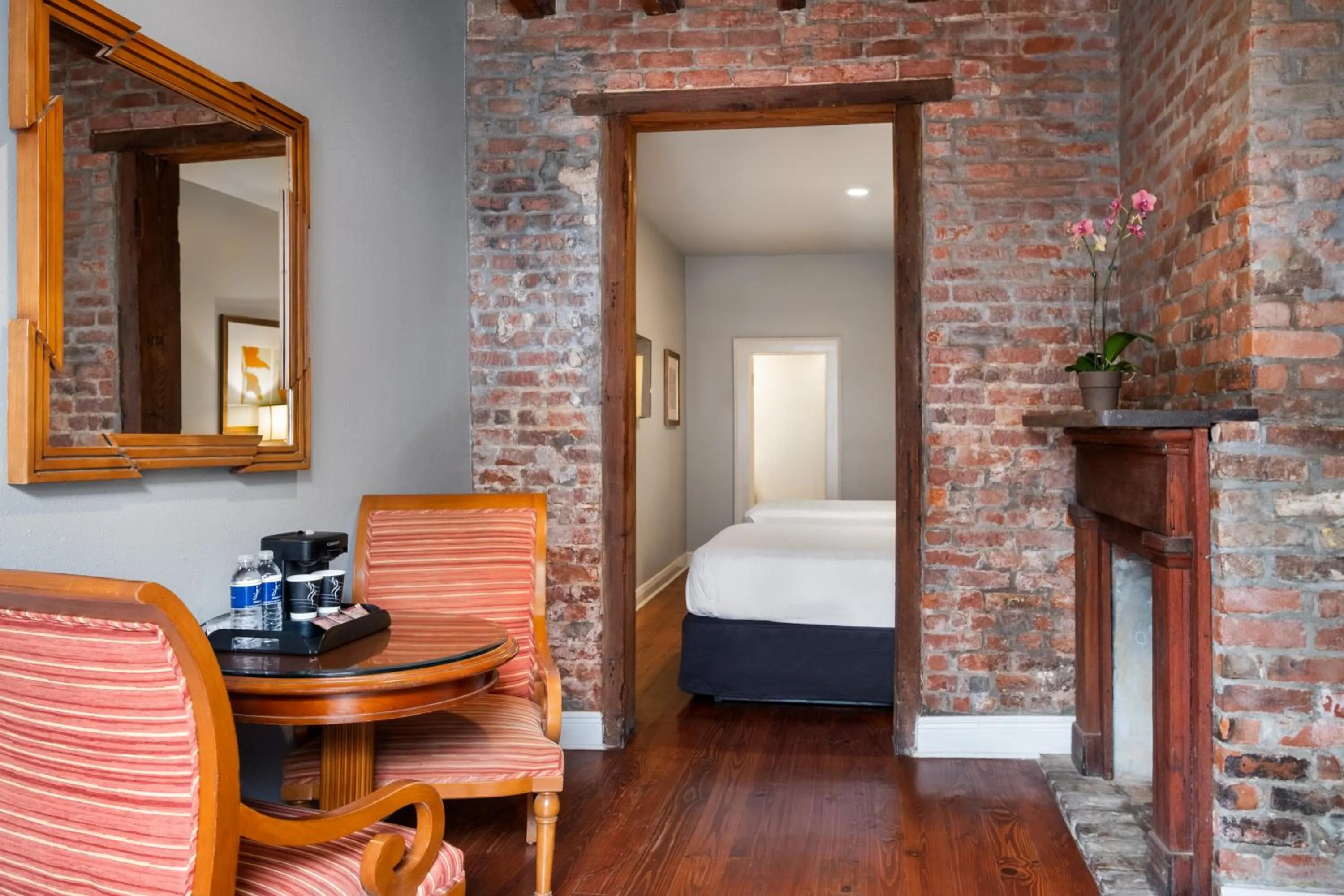 Living room, Bed in New Orleans Courtyard Hotel by the French Quarter