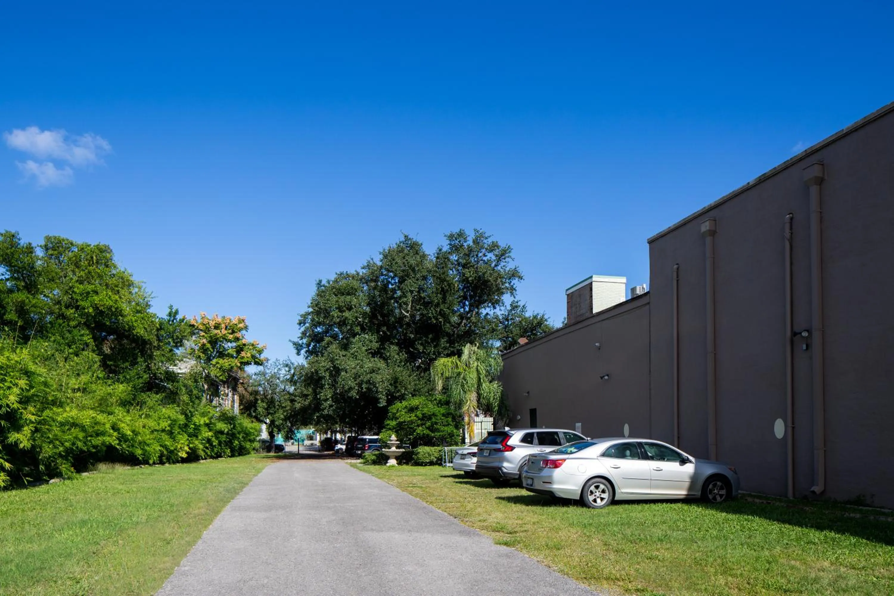 Property building in New Orleans Courtyard Hotel by the French Quarter