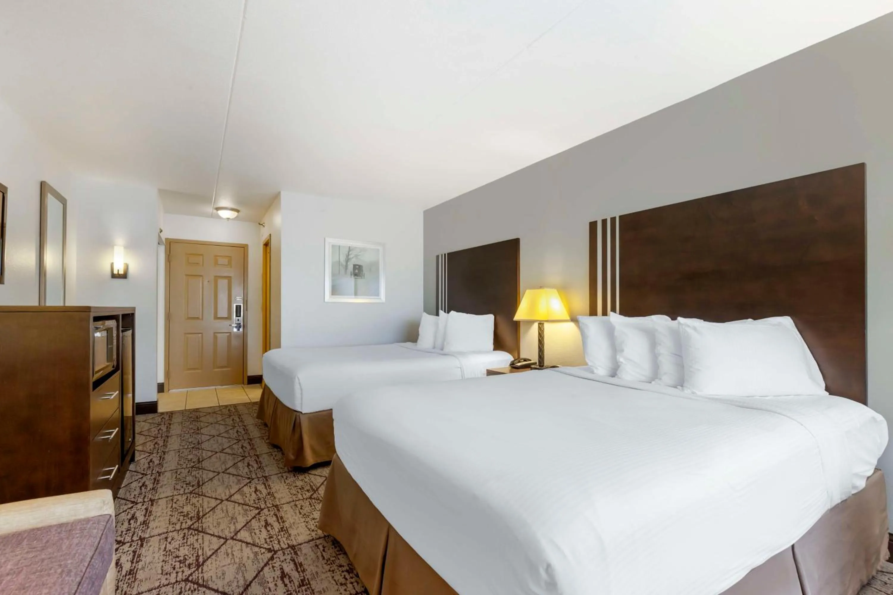 Bedroom, Bed in Best Western Plus Longbranch Hotel & Convention Center