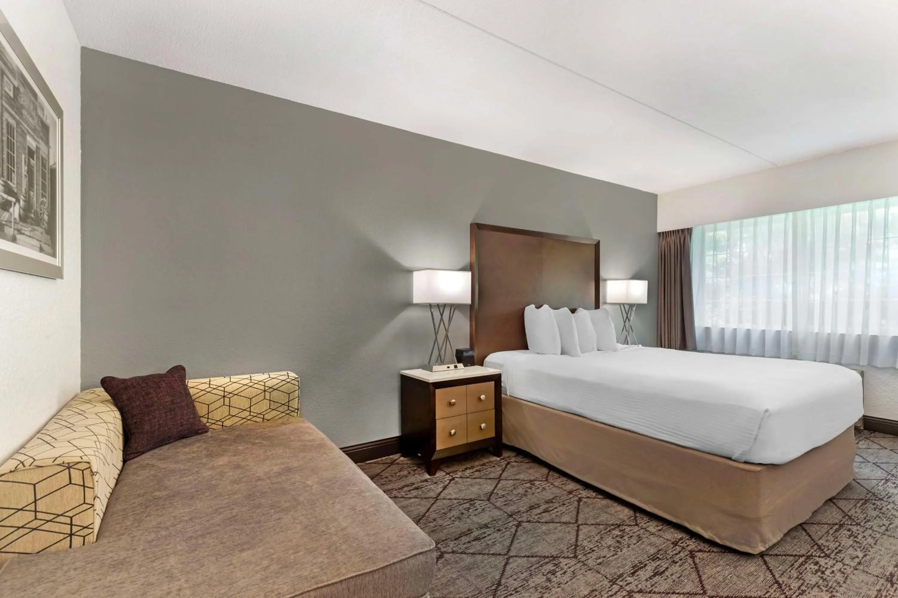 Bedroom, Bed in Best Western Plus Longbranch Hotel & Convention Center