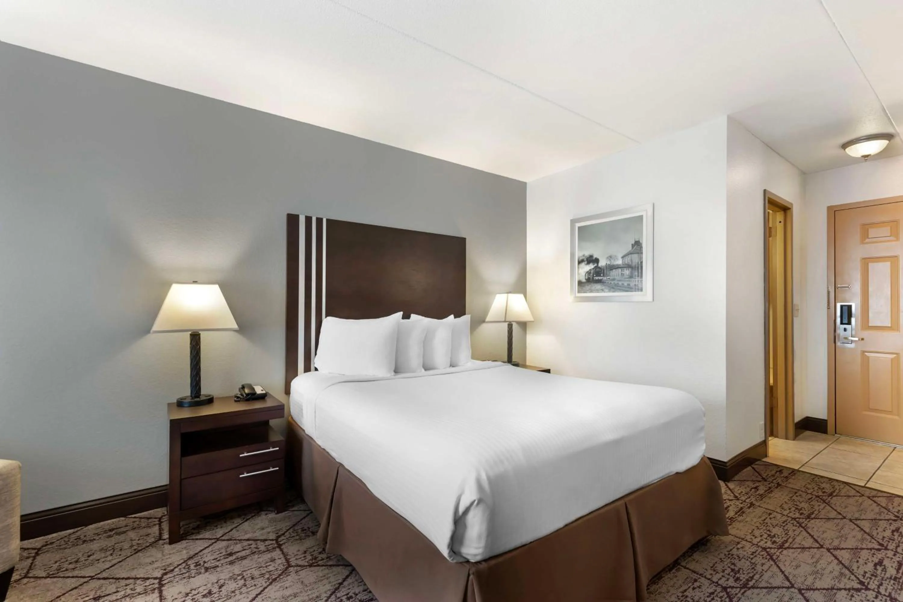 Bedroom, Bed in Best Western Plus Longbranch Hotel & Convention Center