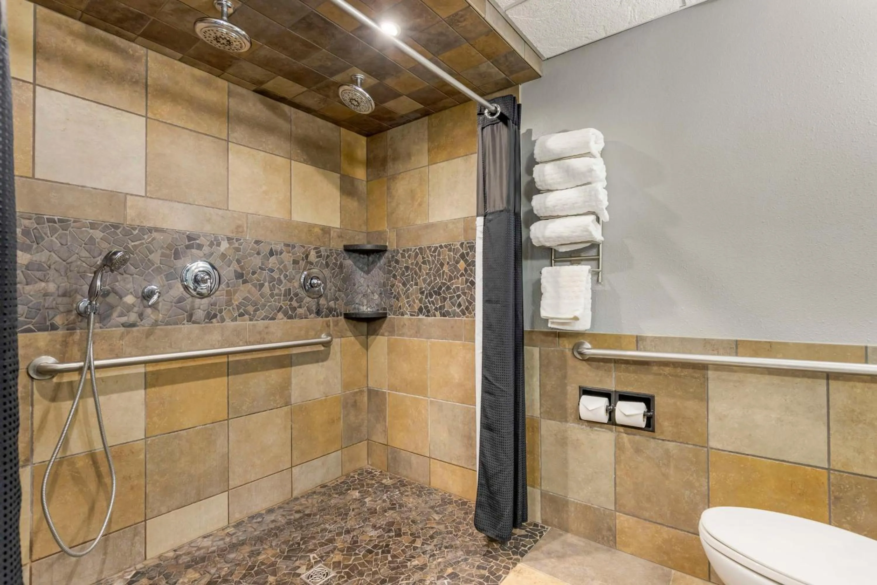 Bathroom in Best Western Plus Longbranch Hotel & Convention Center