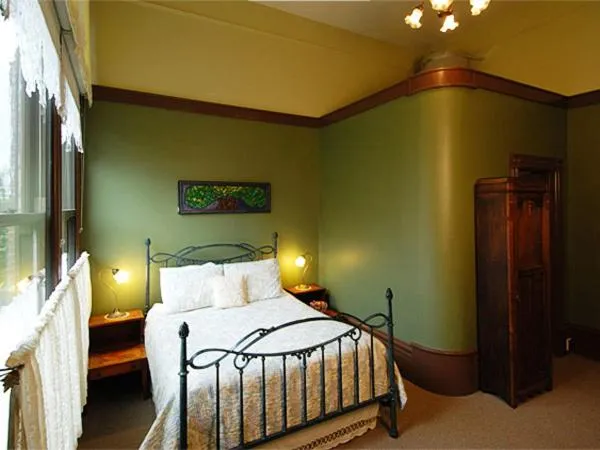 Photo of the whole room, Bed in The Palace Hotel