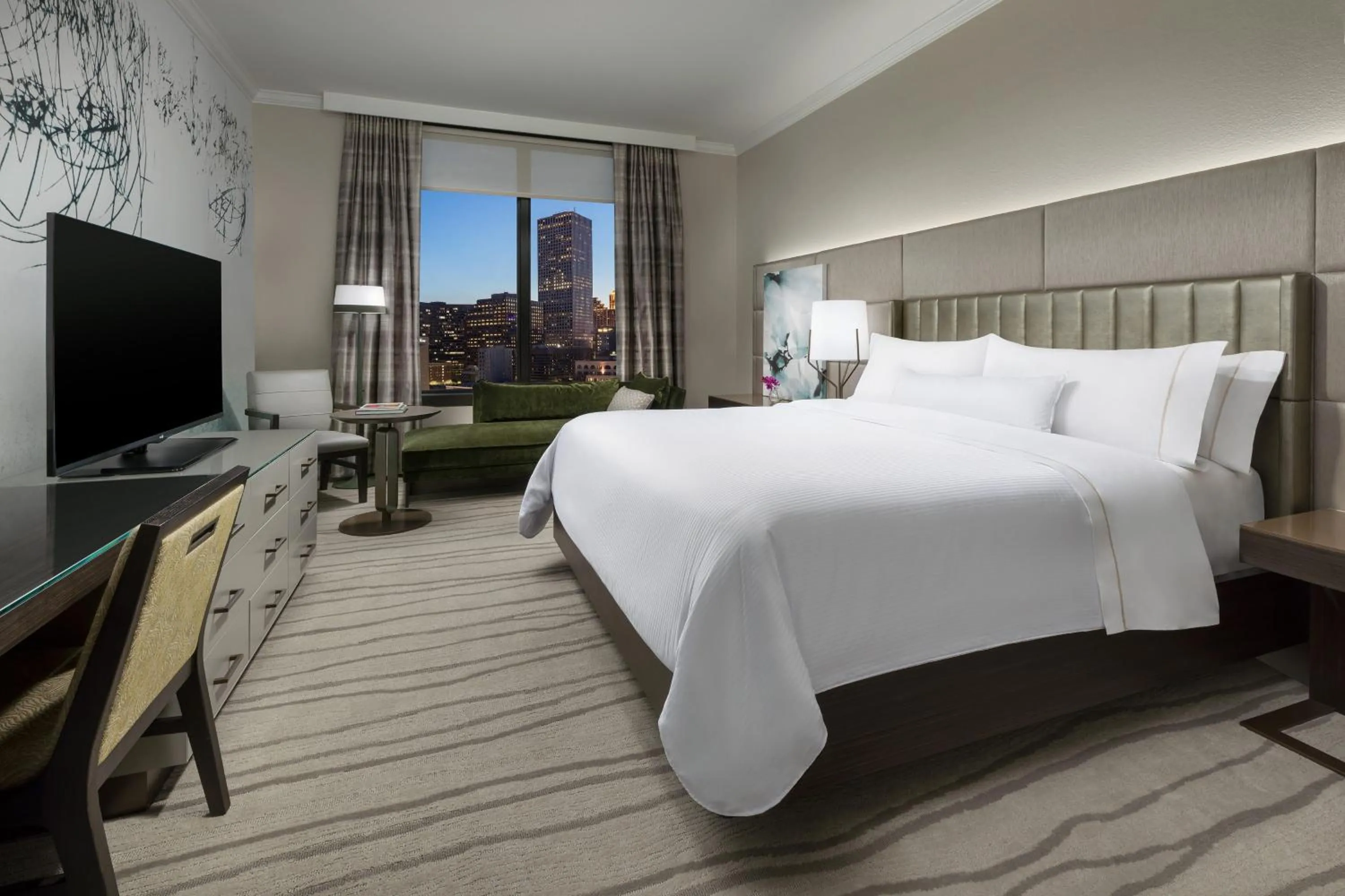 Photo of the whole room, Bed in The Westin New Orleans