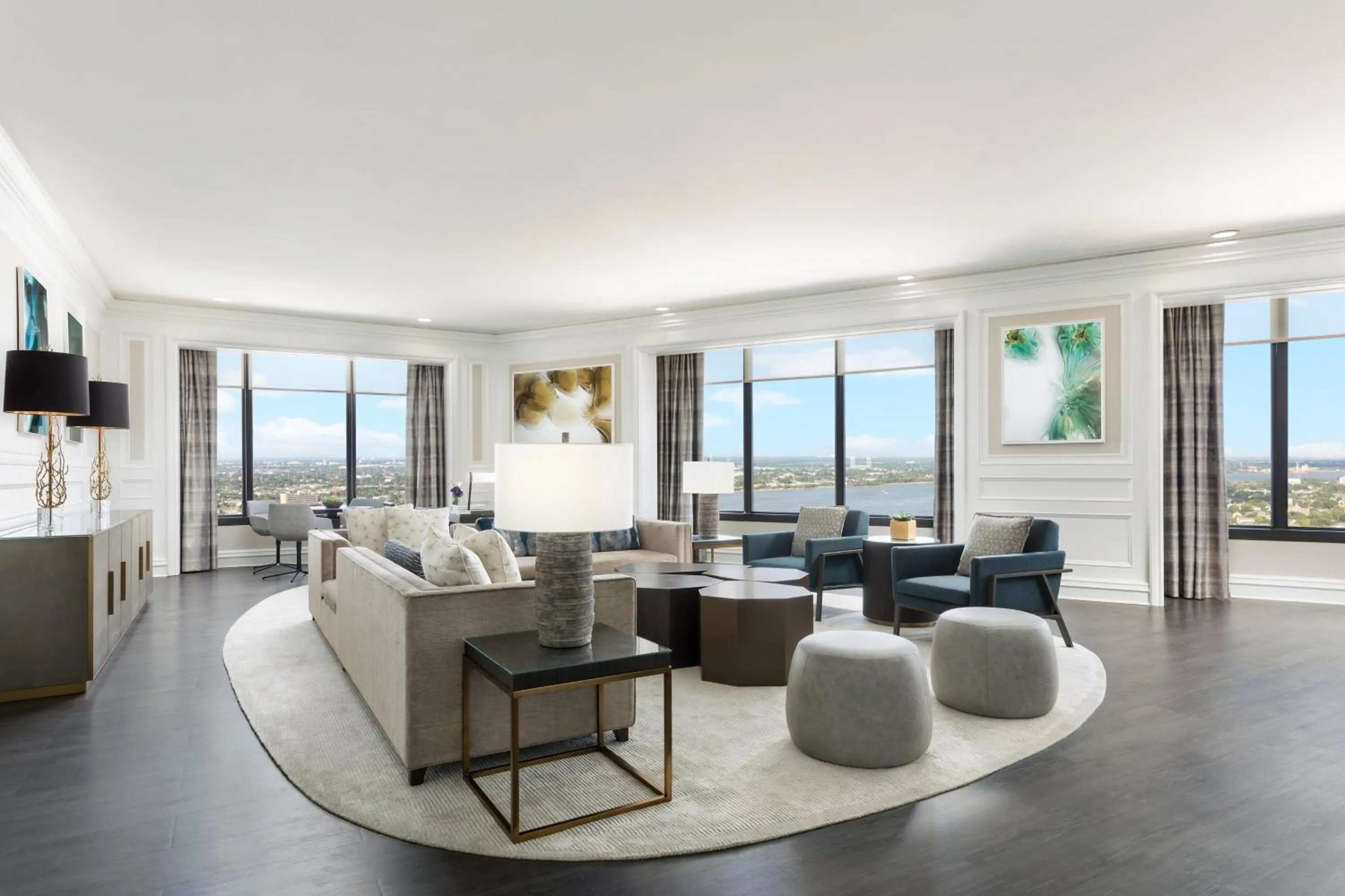 Living room in The Westin New Orleans