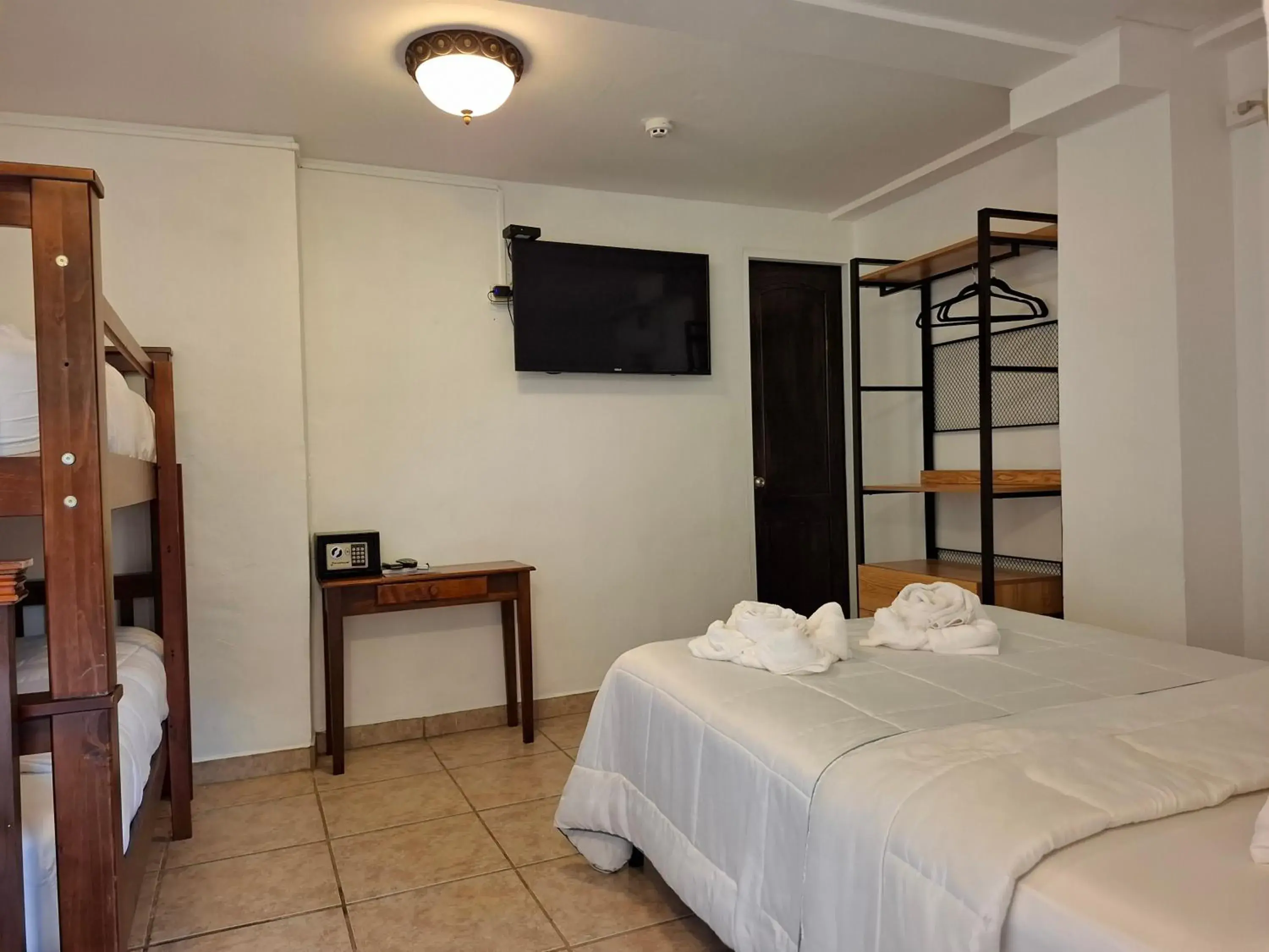 Triple Room in Hotel La Casa de la Abuela Triple Room in Hotel La Casa de la Abuela