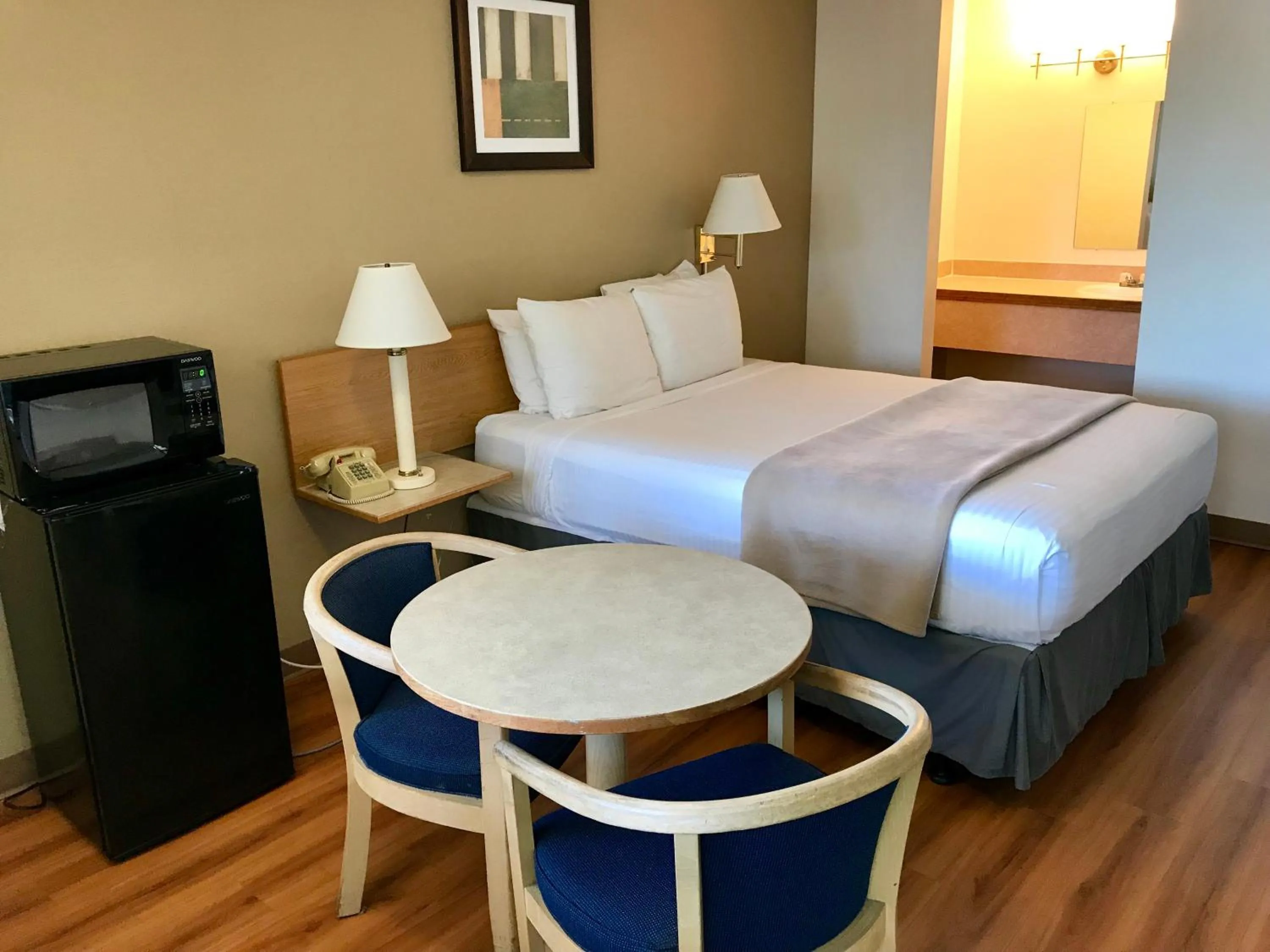 Bedroom, Bed in Sea-Tac Airport Value Inn