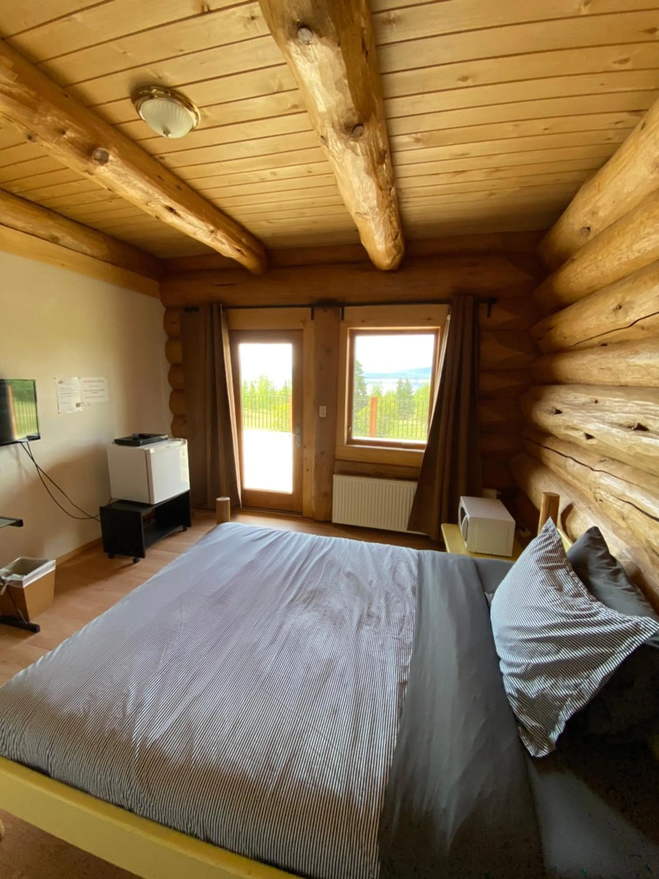 Bedroom, Bed in Williston Lake Resort
