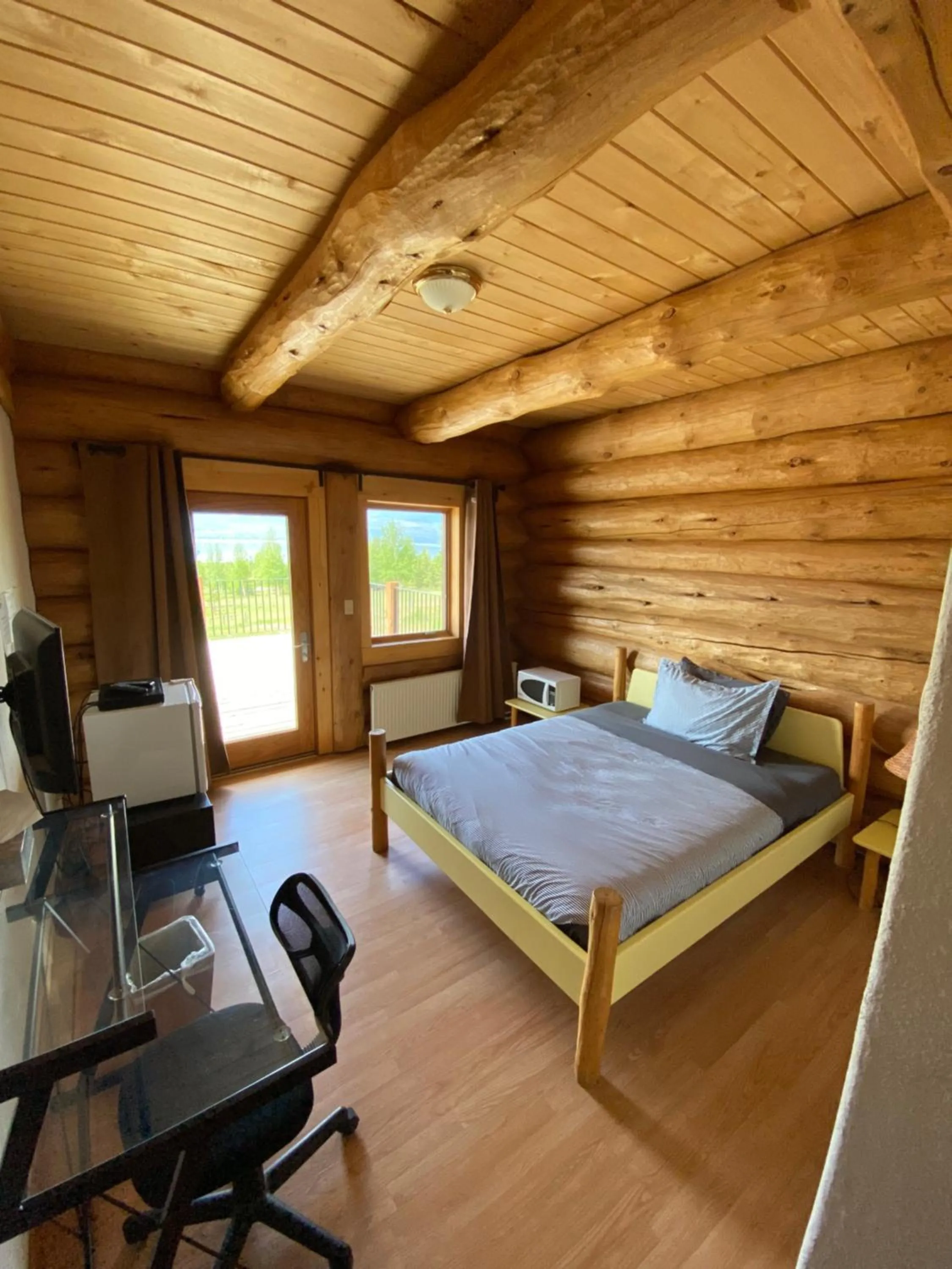 Photo of the whole room, Bed in Williston Lake Resort