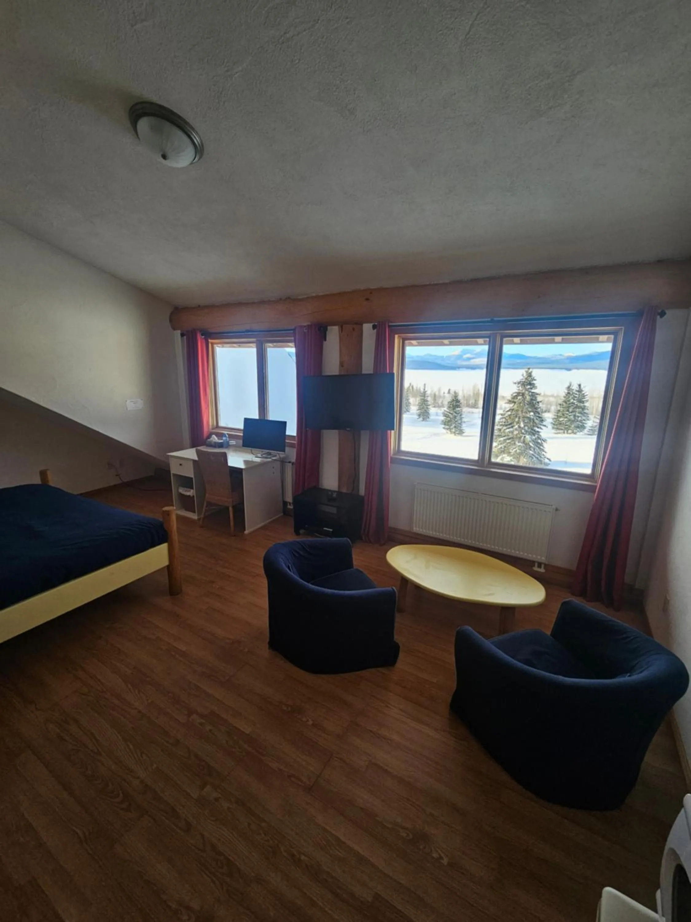 Photo of the whole room, Bed in Williston Lake Resort