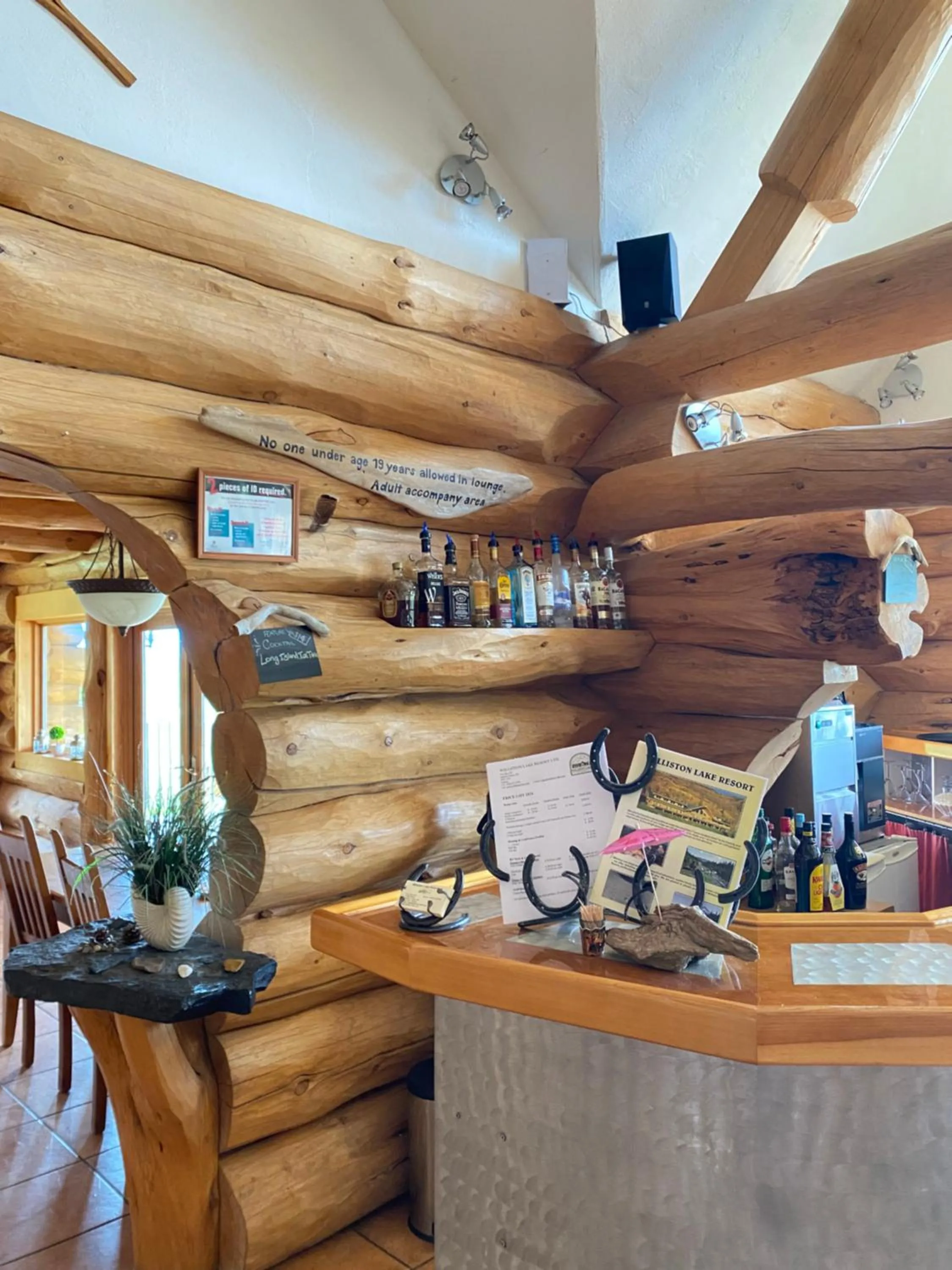 Lounge or bar in Williston Lake Resort