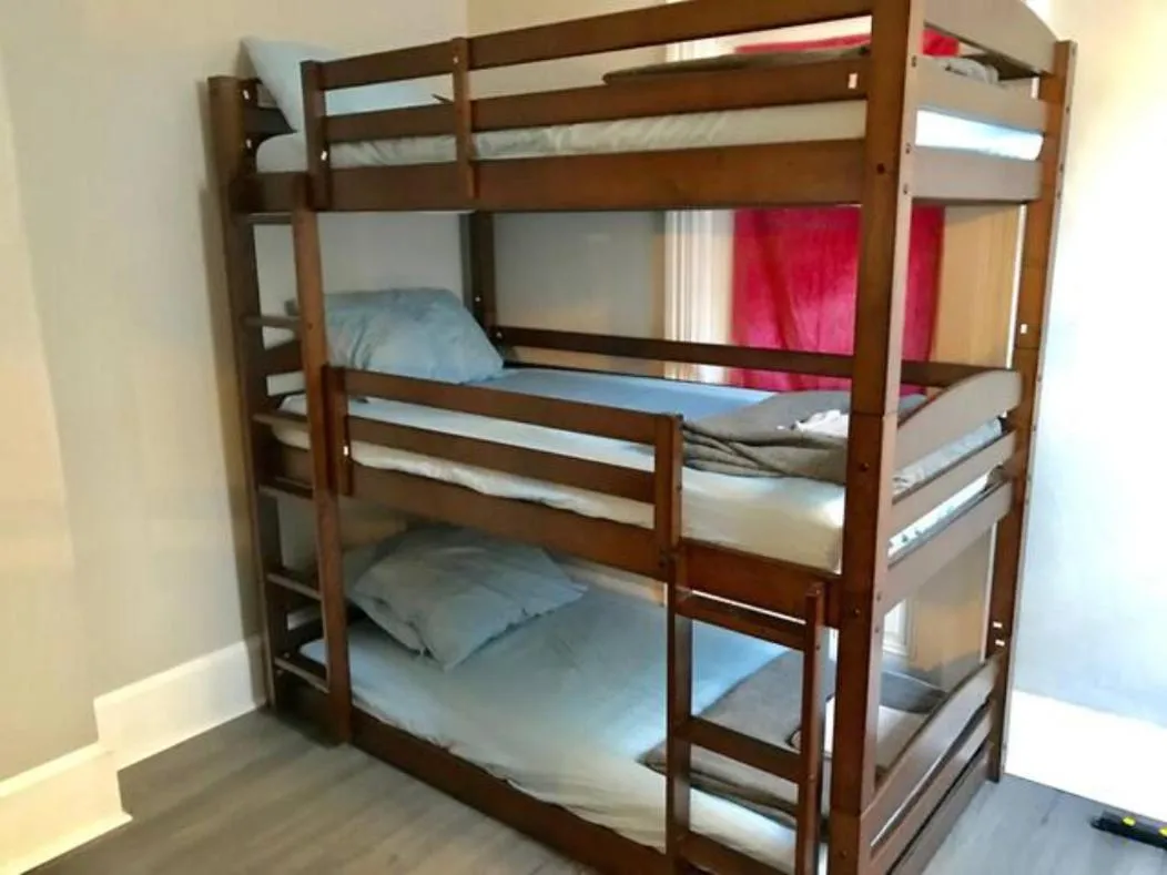 Bed in Philly Coed Dorm!! 15 Min Train to Center City!!