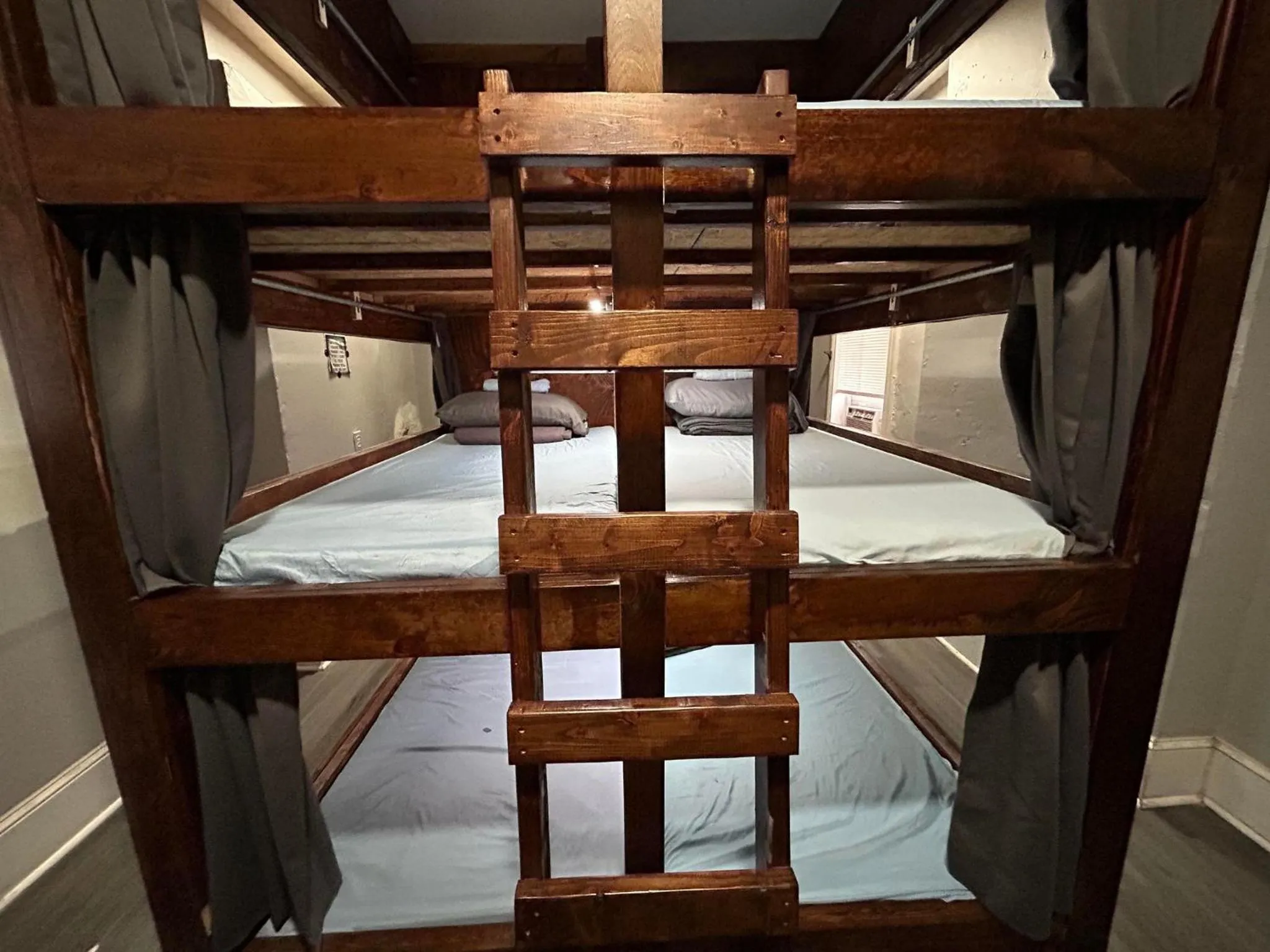 Bed in Philly Coed Dorm!! 15 Min Train to Center City!!