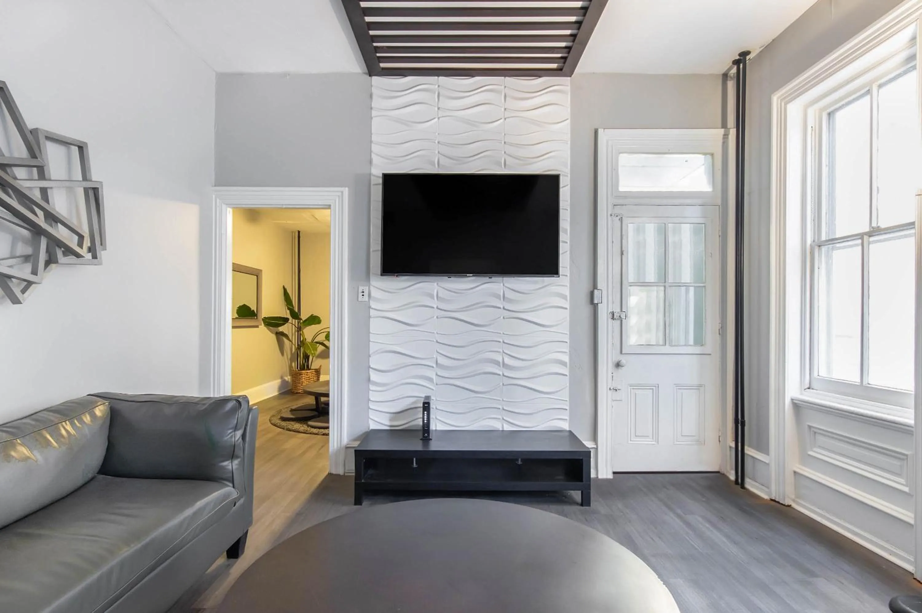 Philly Coed Dorm!! 15 Min Train to Center City!!