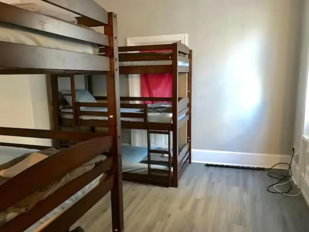 Bed in Philly Coed Dorm!! 15 Min Train to Center City!!