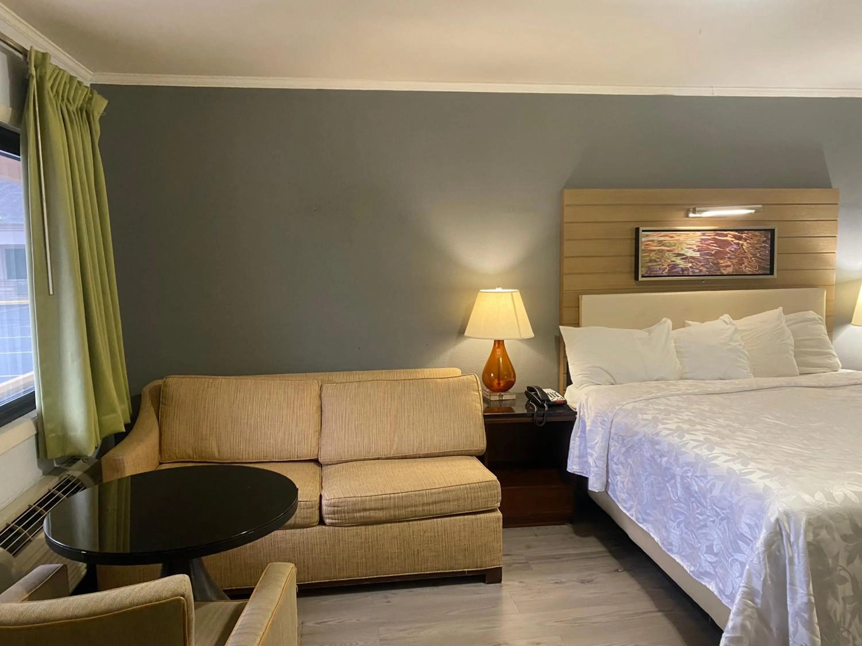 Bed in Americas Best Value Inn at Central Valley-Woodbury