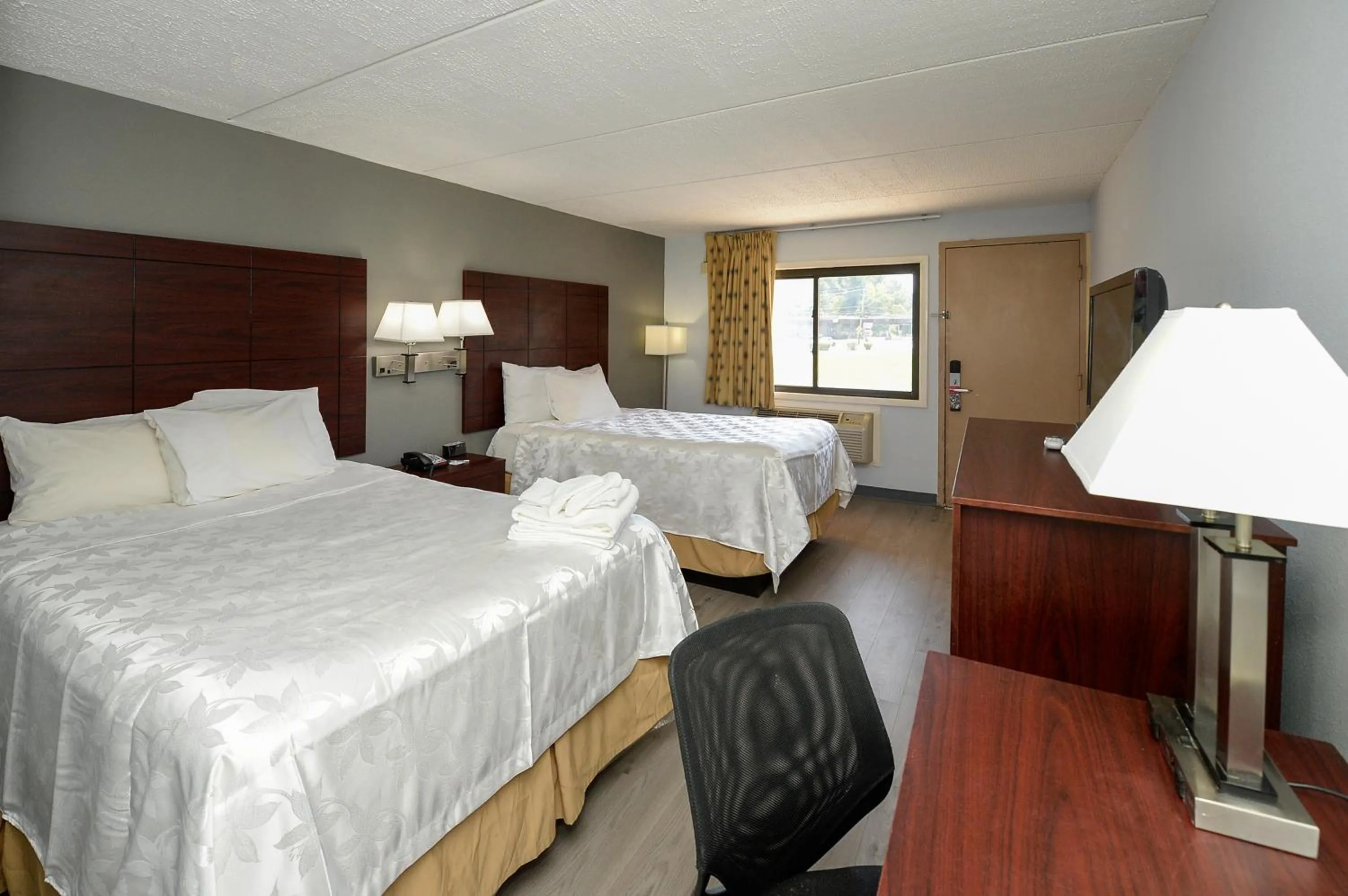 Bed in Americas Best Value Inn at Central Valley-Woodbury
