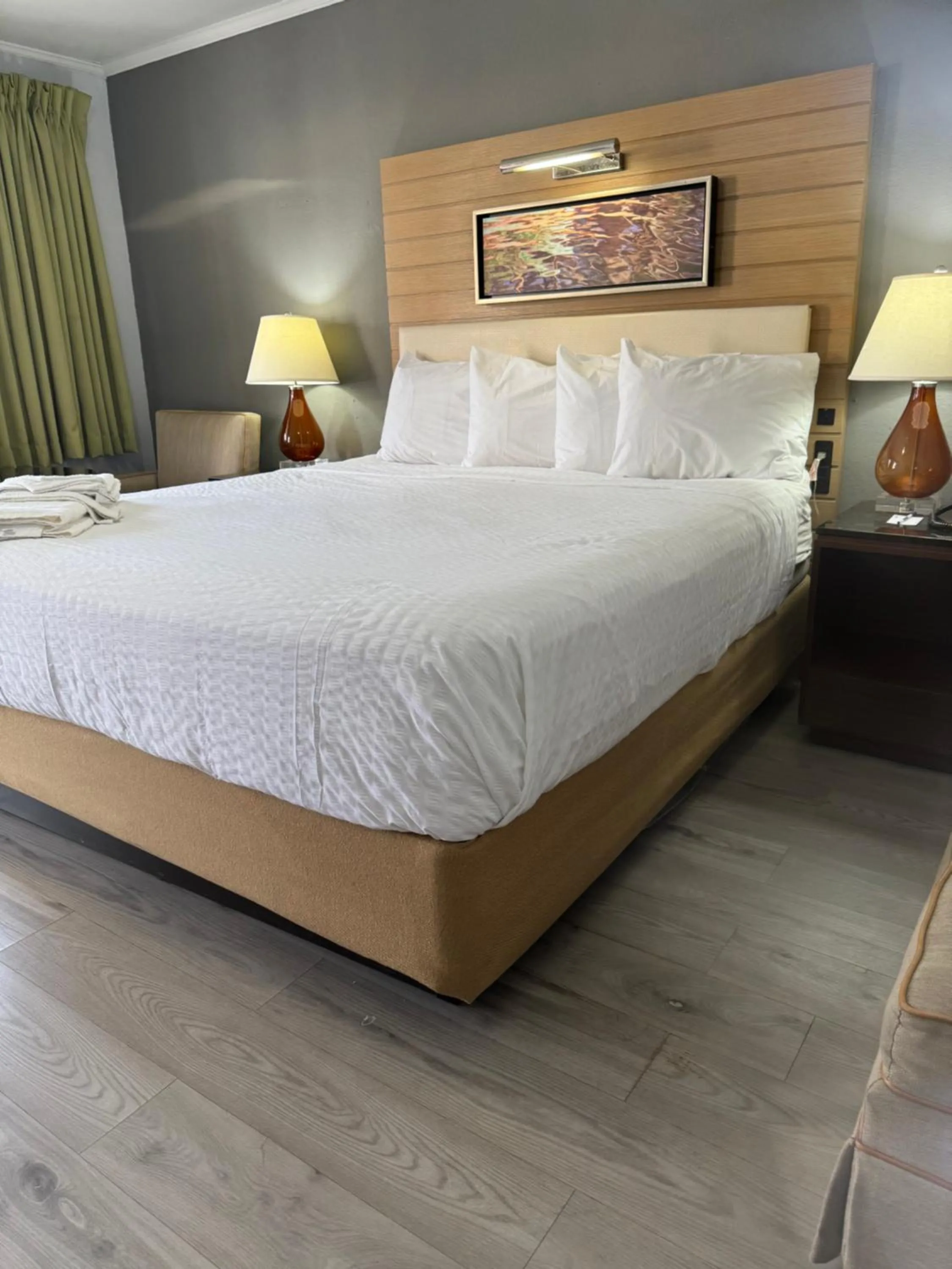 Bed in Americas Best Value Inn at Central Valley-Woodbury