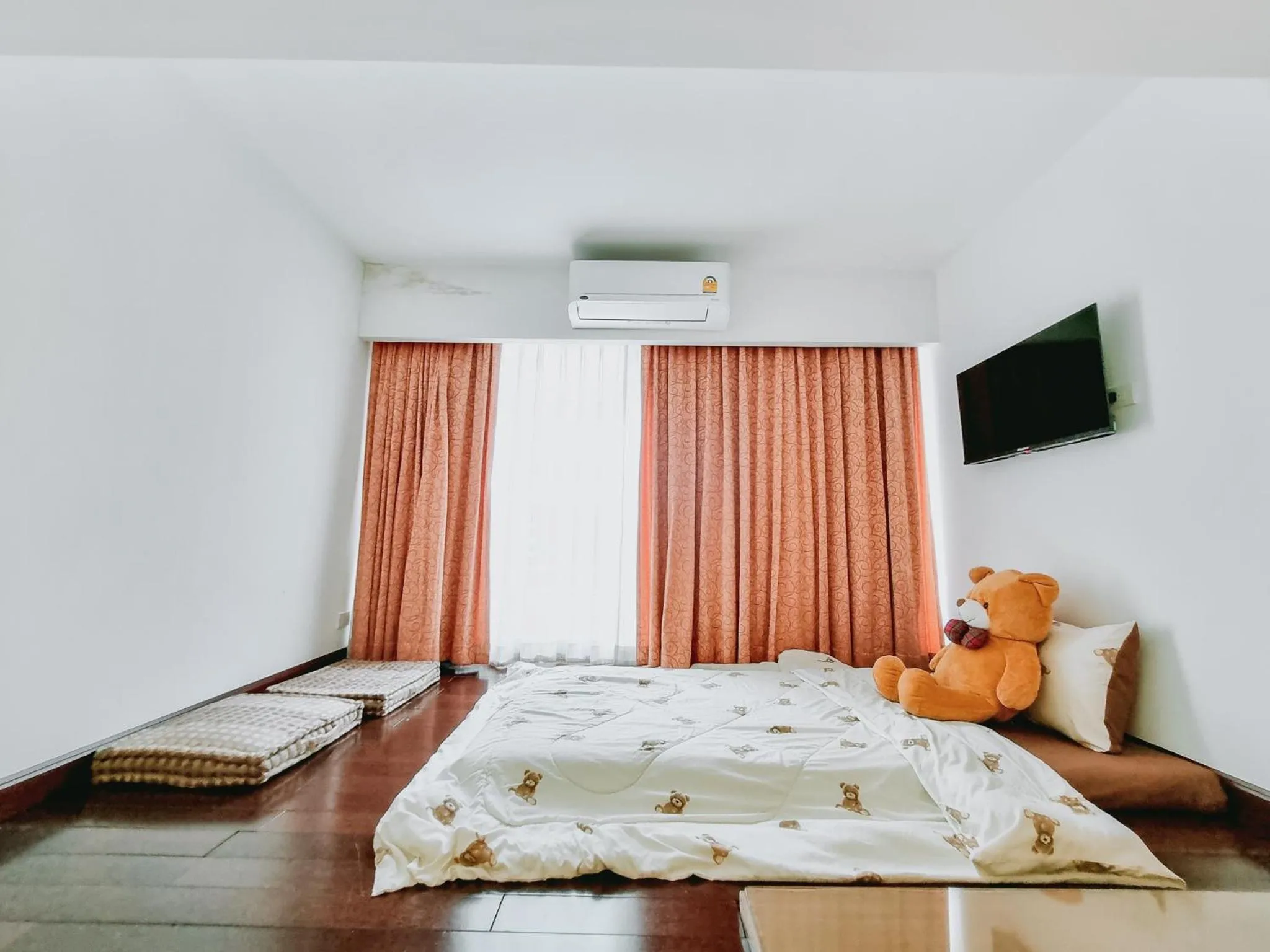 Guests, Bed in P2 Boutique