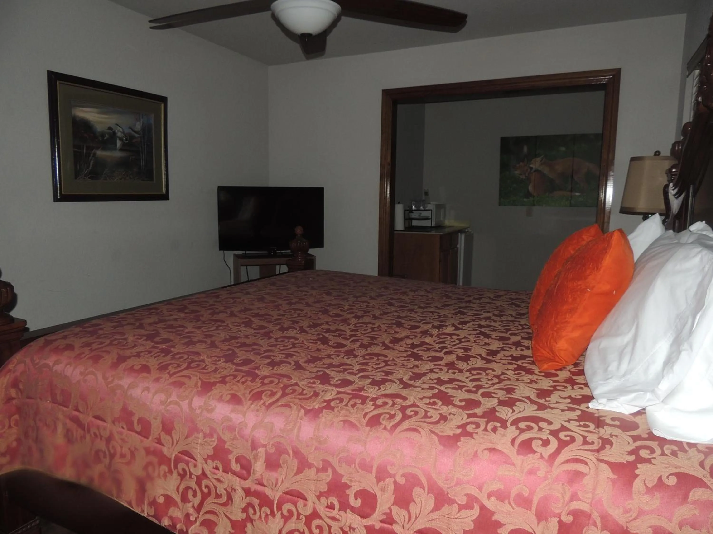 Bed in The Whispering Pines Inn