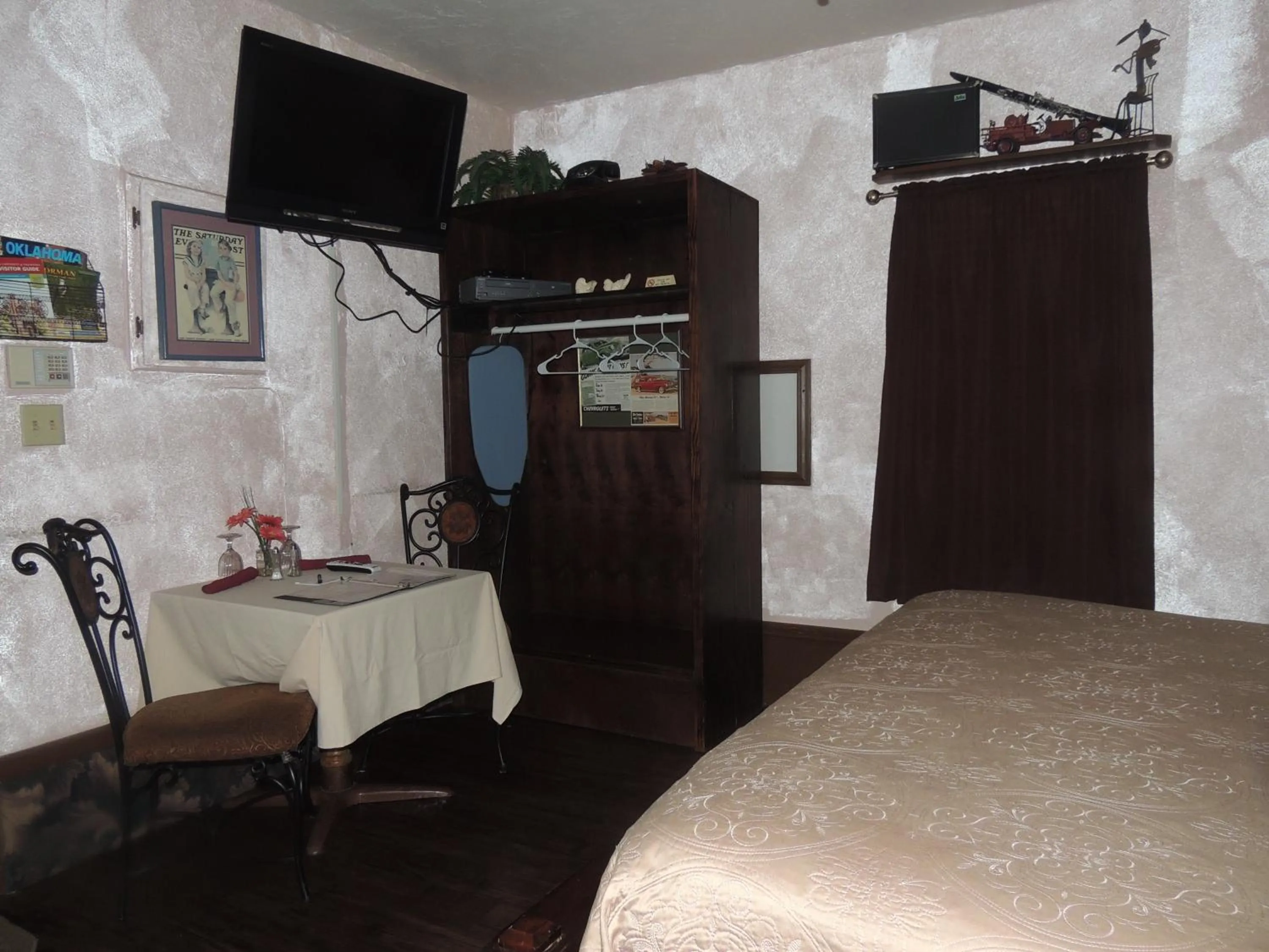 Bed in The Whispering Pines Inn