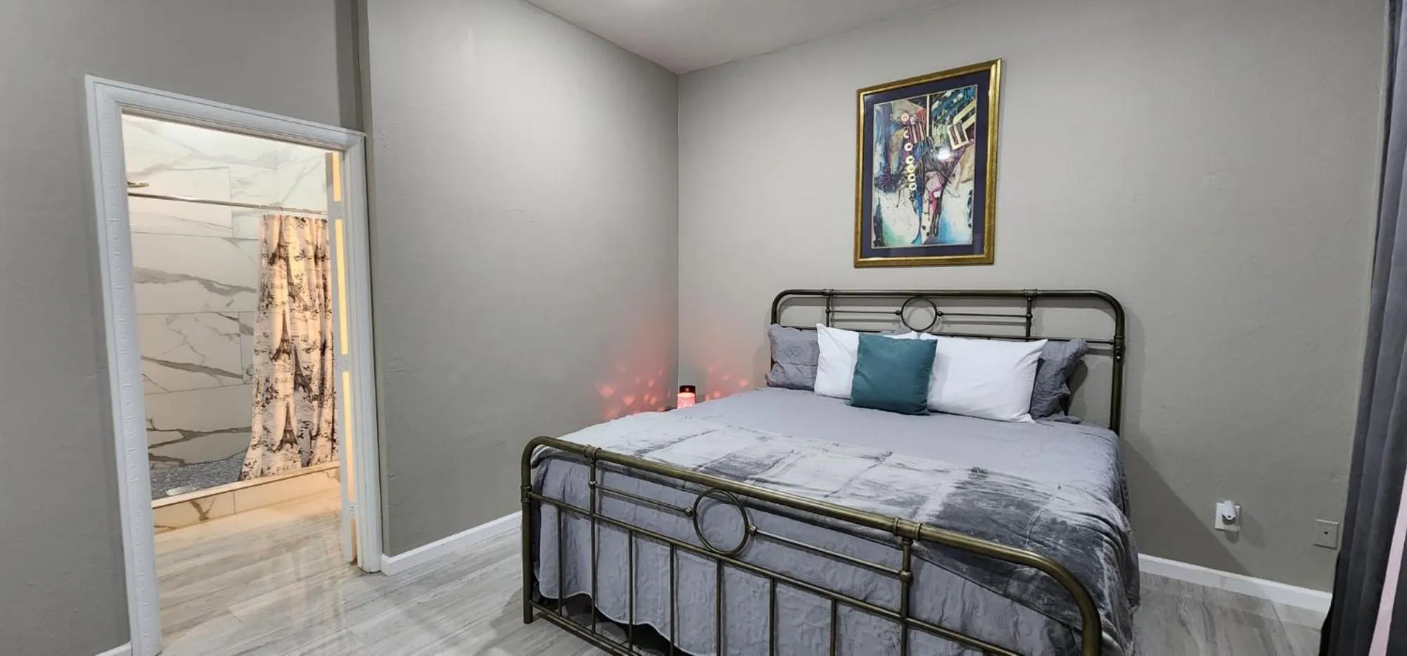 Bed in The Whispering Pines Inn