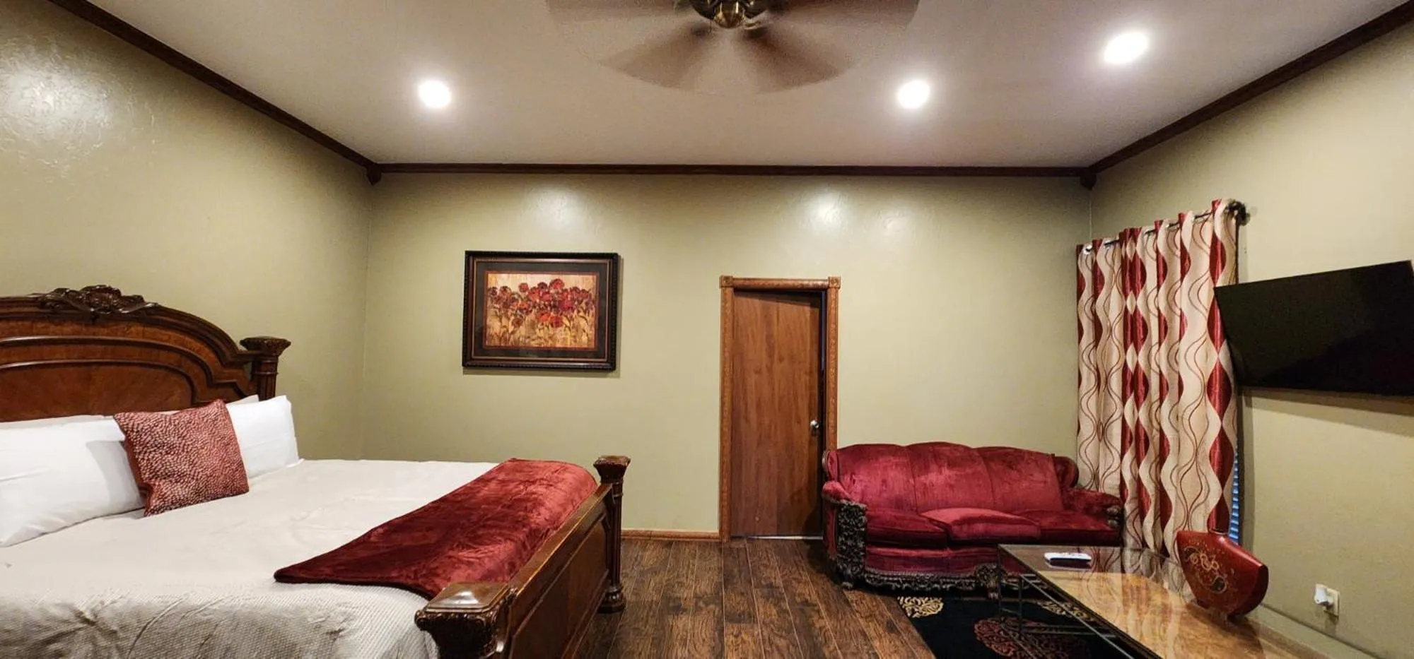 Bed in The Whispering Pines Inn