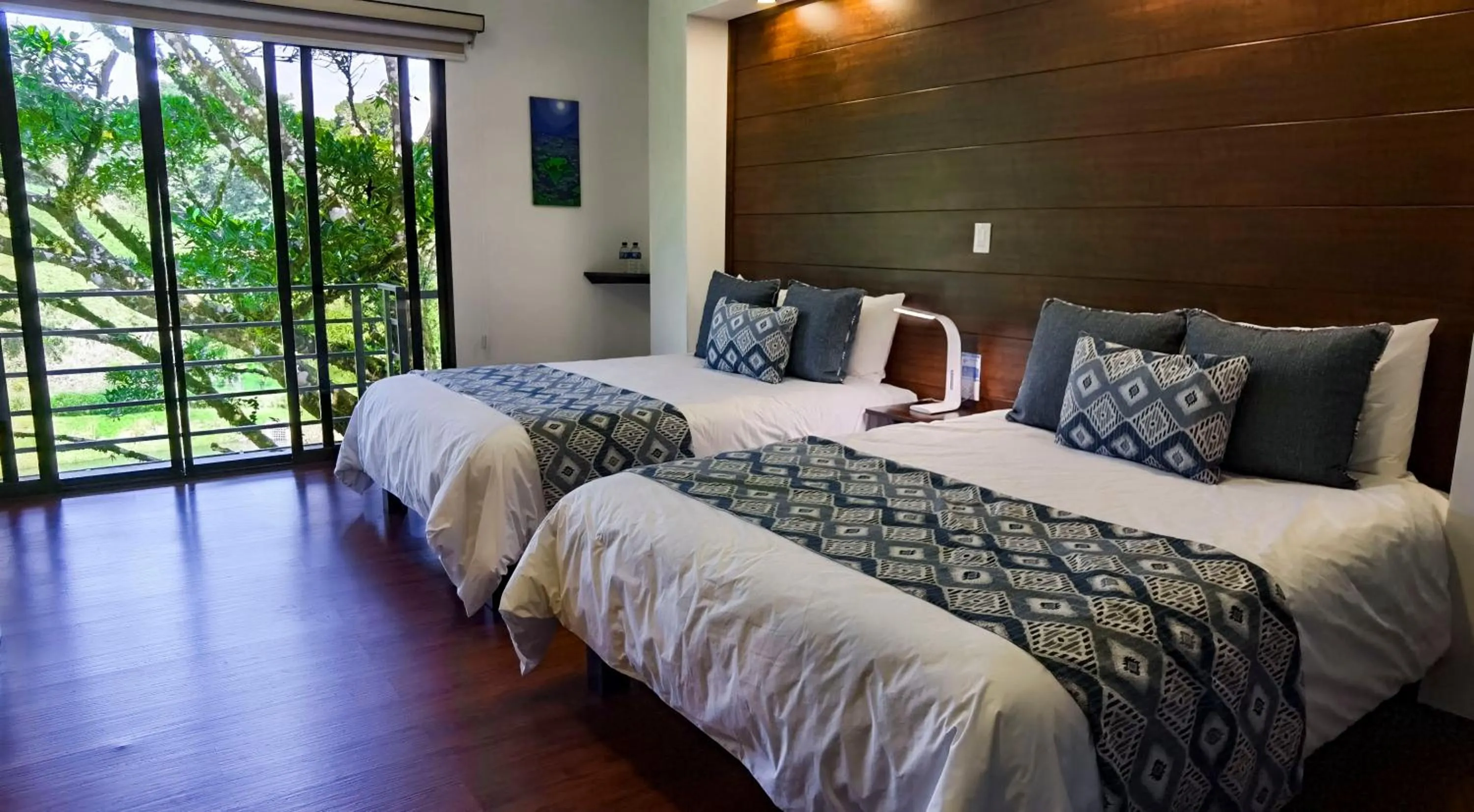 Property building, Bed in Burbi Lake Lodge Monteverde