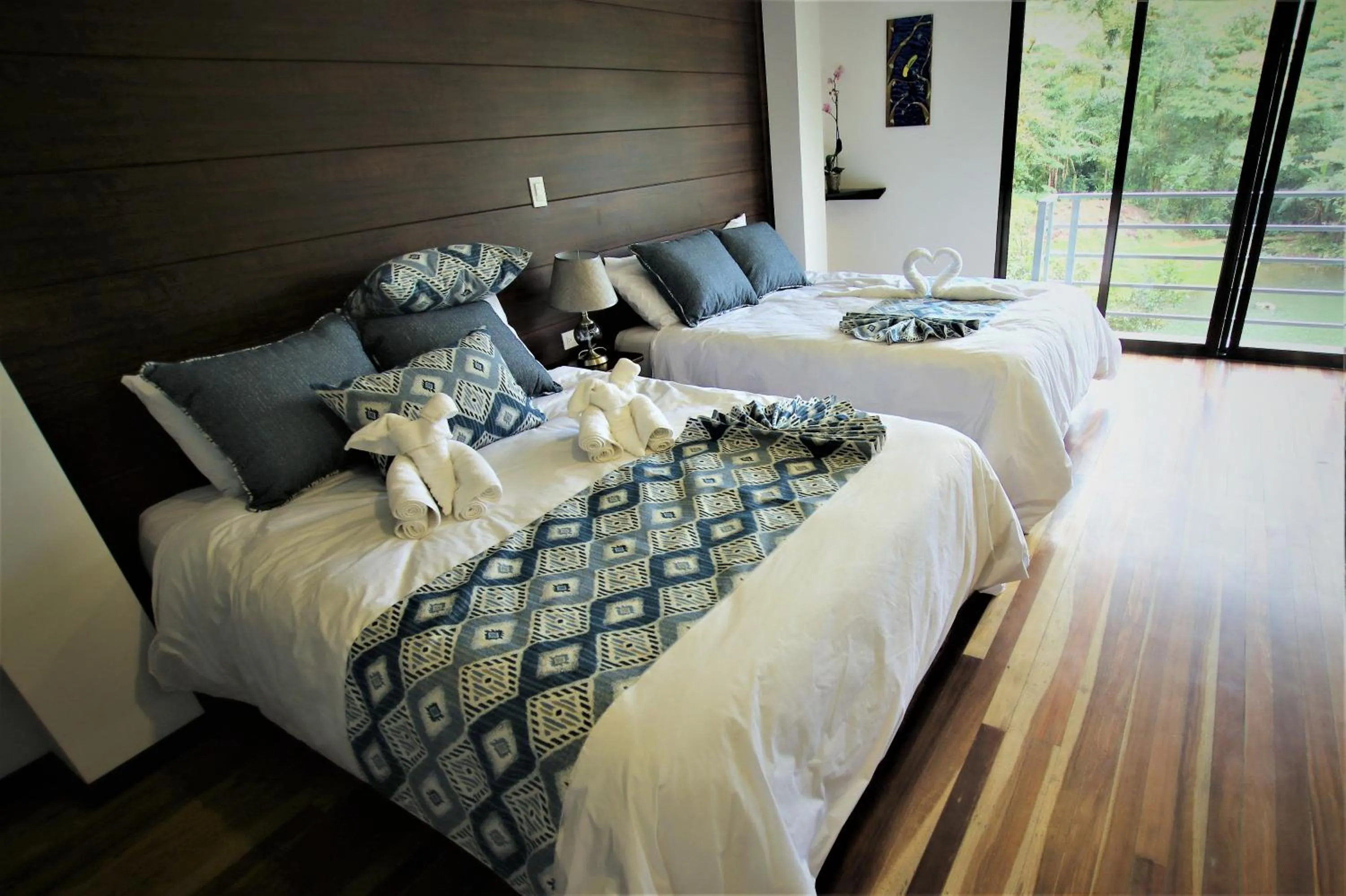 Bed in Burbi Lake Lodge Monteverde