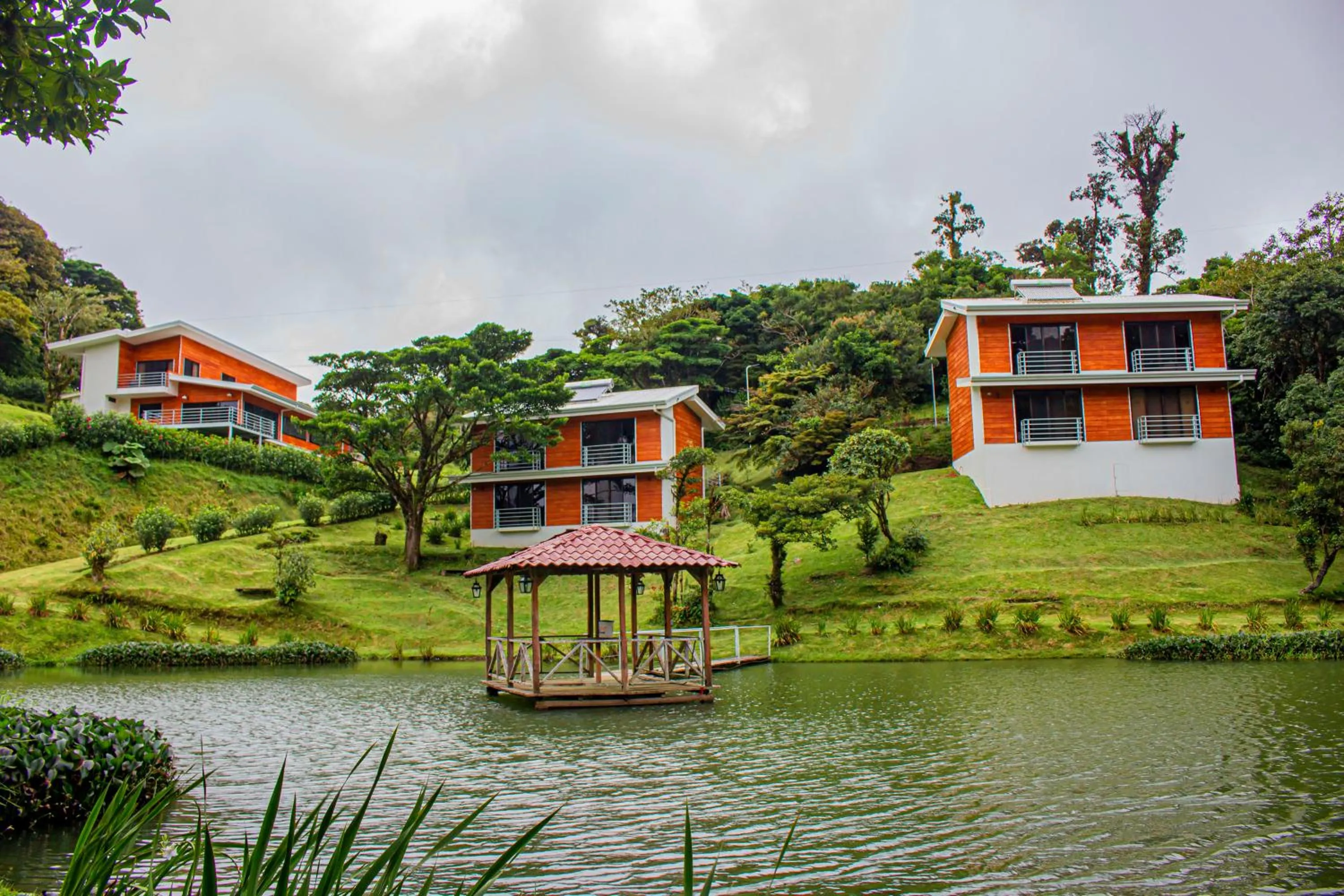 Lake view in Burbi Lake Lodge Monteverde