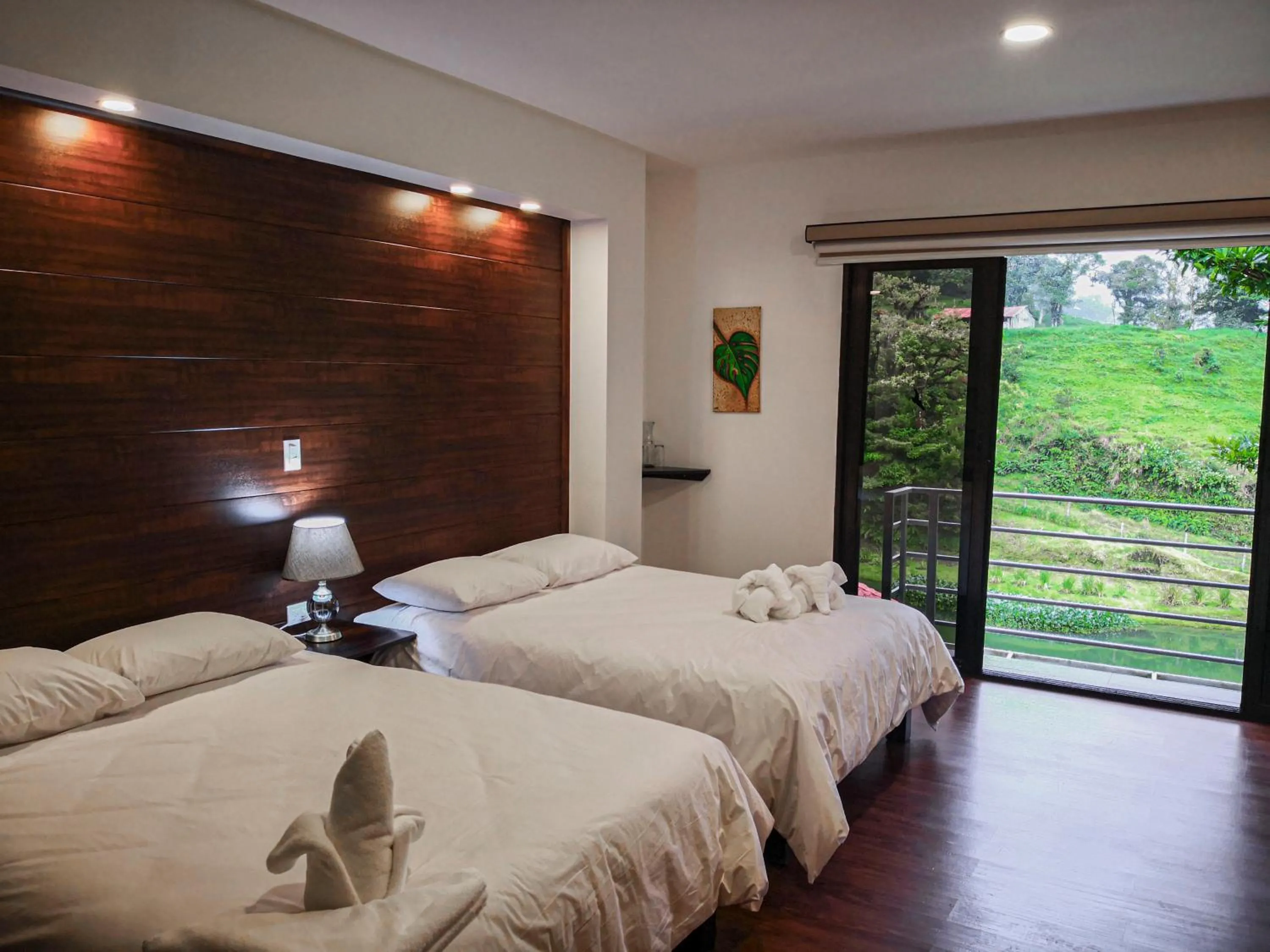 Property building, Bed in Burbi Lake Lodge Monteverde