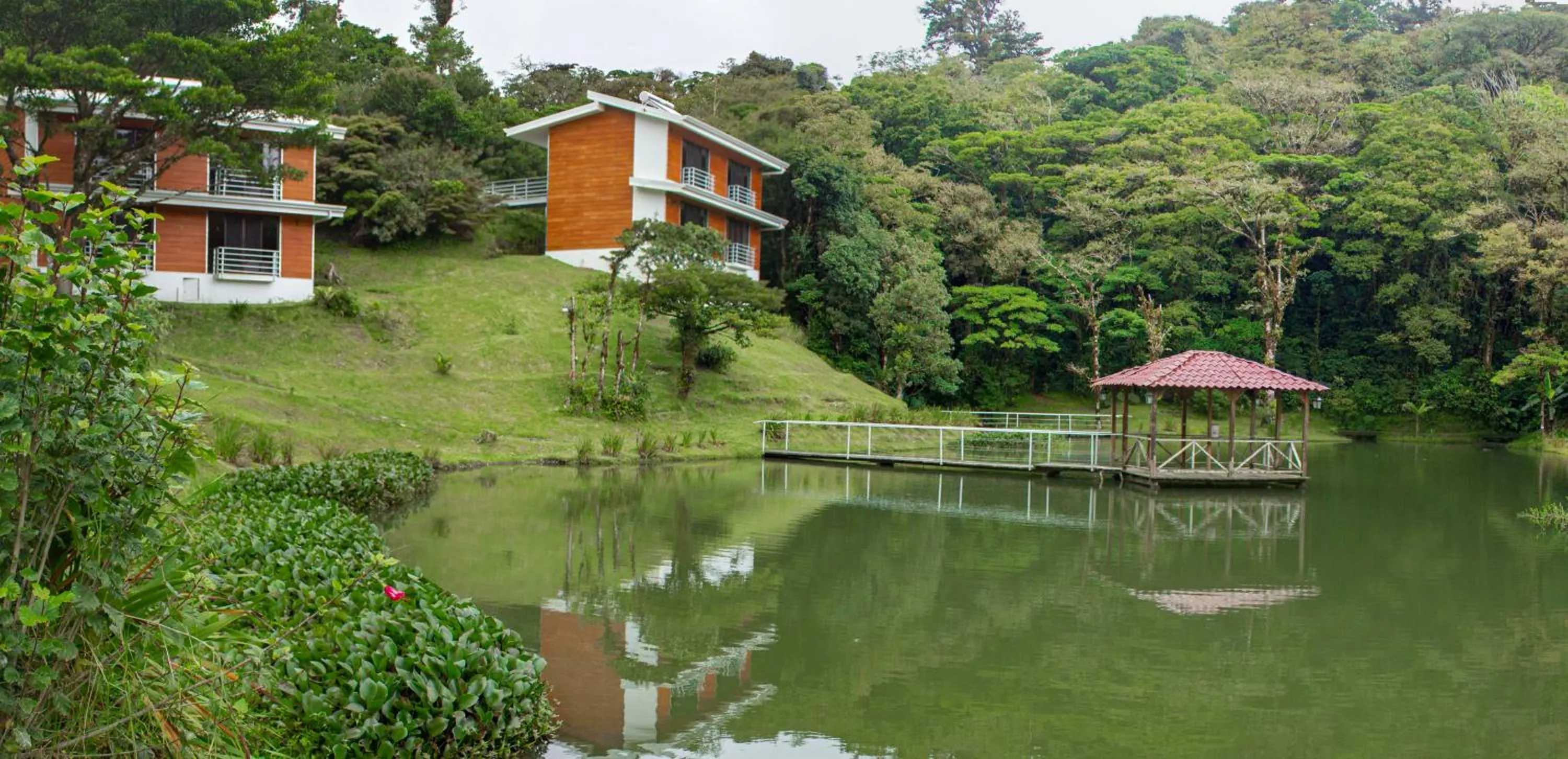 Lake view in Burbi Lake Lodge Monteverde