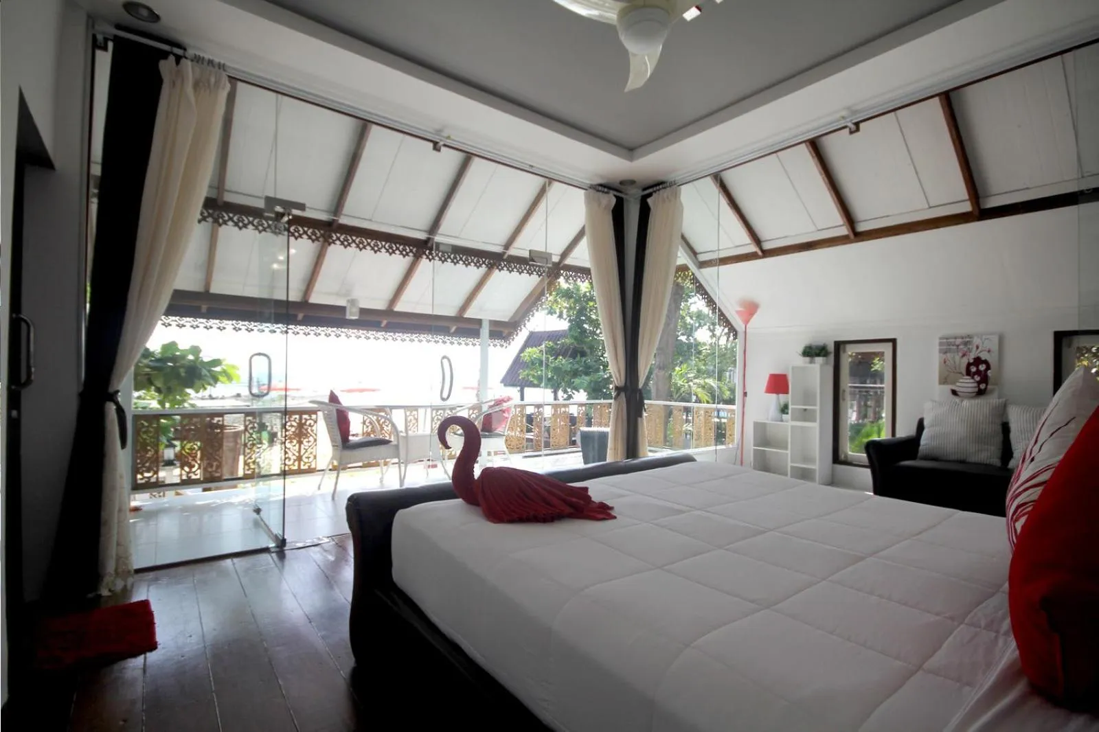 Bed in Phangan Cove Beach Resort