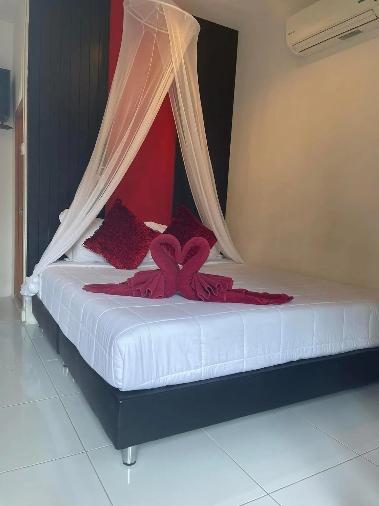 Bed in Phangan Cove Beach Resort