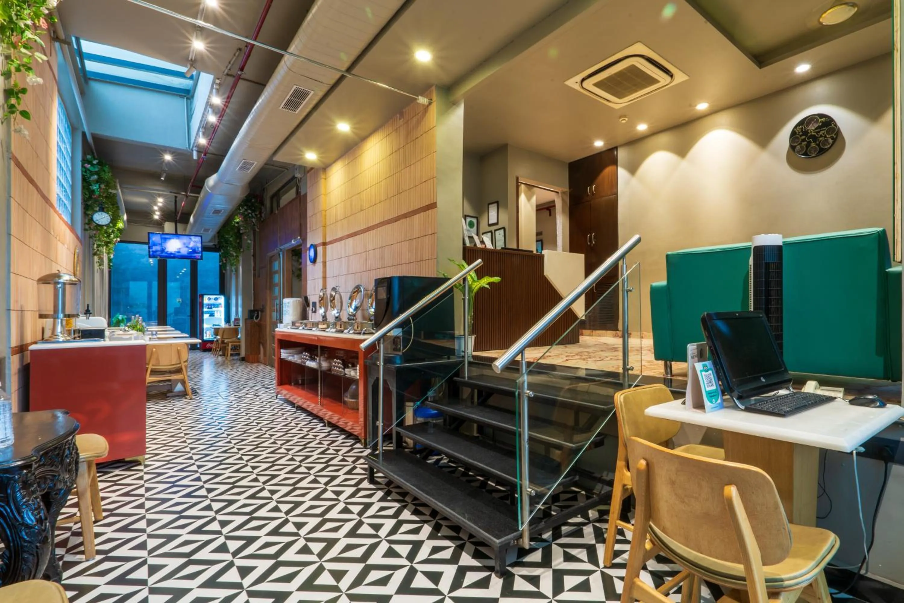 Restaurant/places to eat in Cosy Grand, Chanakyapuri by The Cosy Hotels