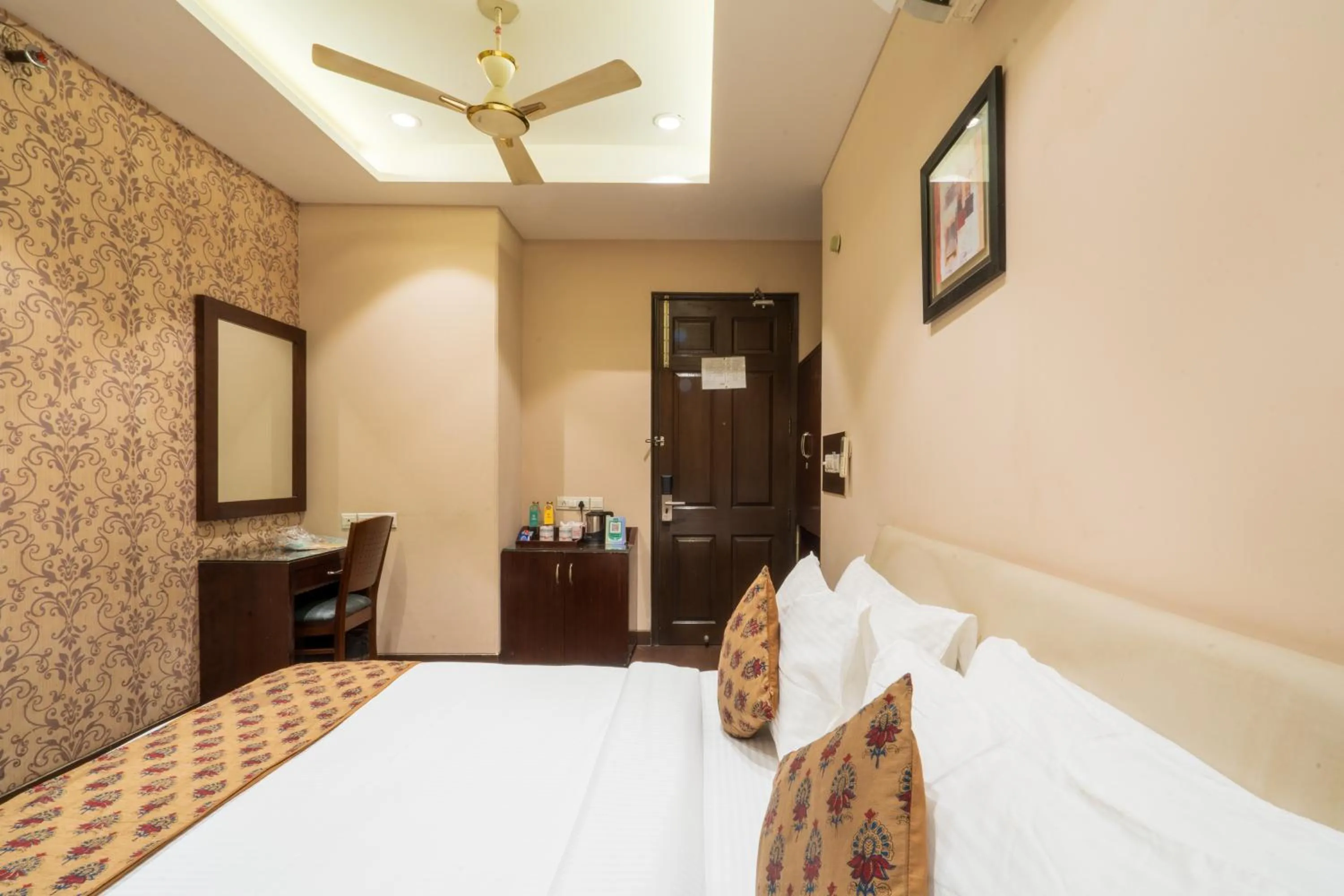Bedroom, Bed in Cosy Grand, Chanakyapuri by The Cosy Hotels
