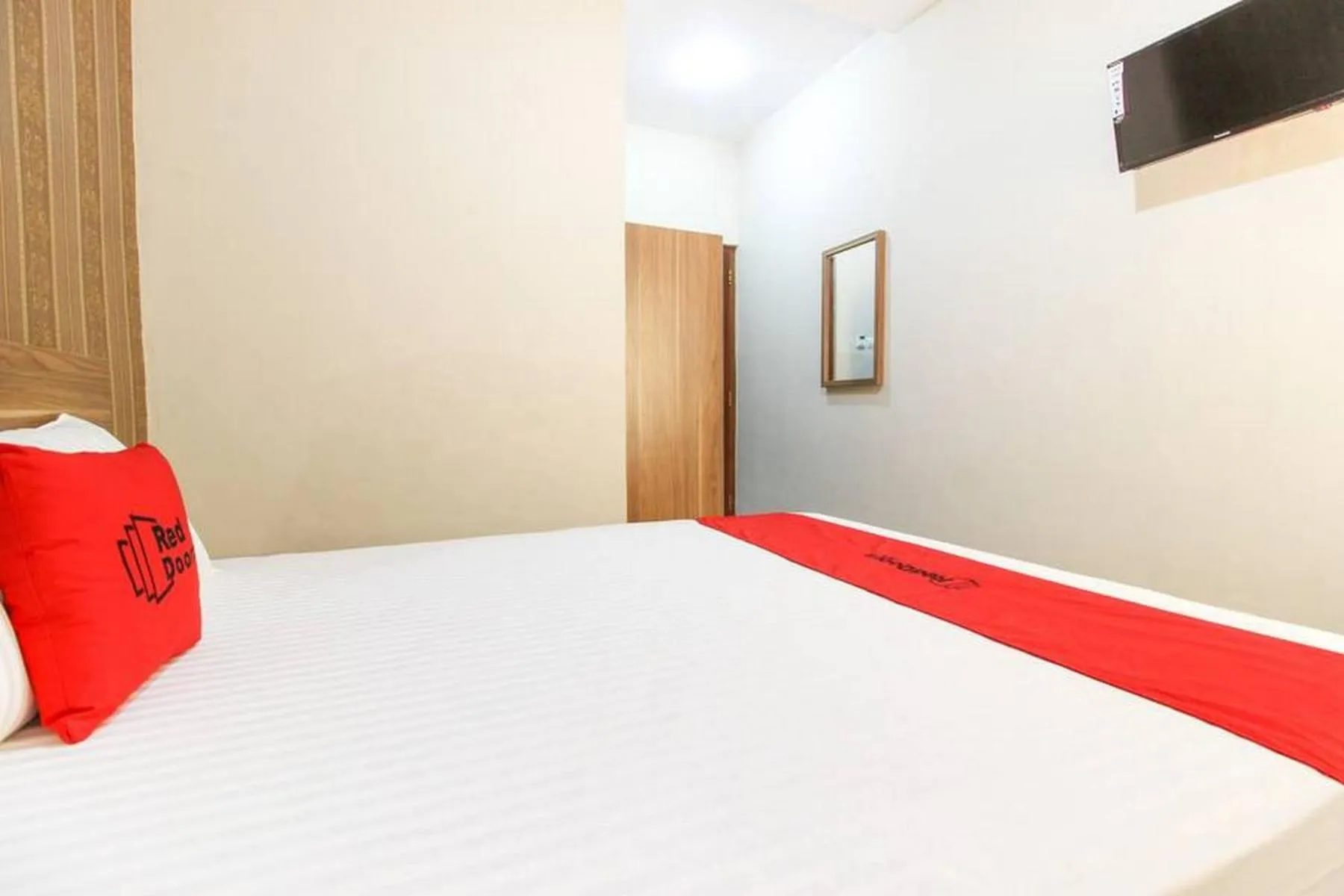 Bedroom, Bed in RedDoorz near Jogja Kembali Monument 3