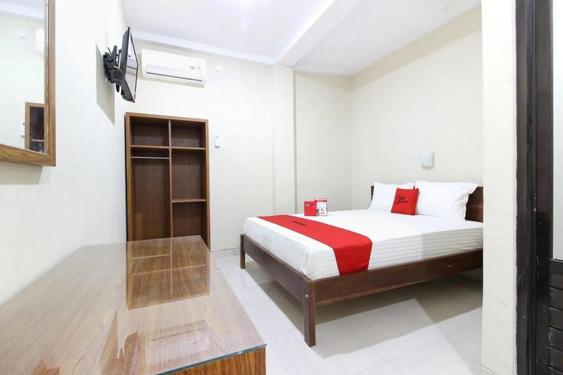 Bedroom, Bed in RedDoorz near Jogja Kembali Monument 3