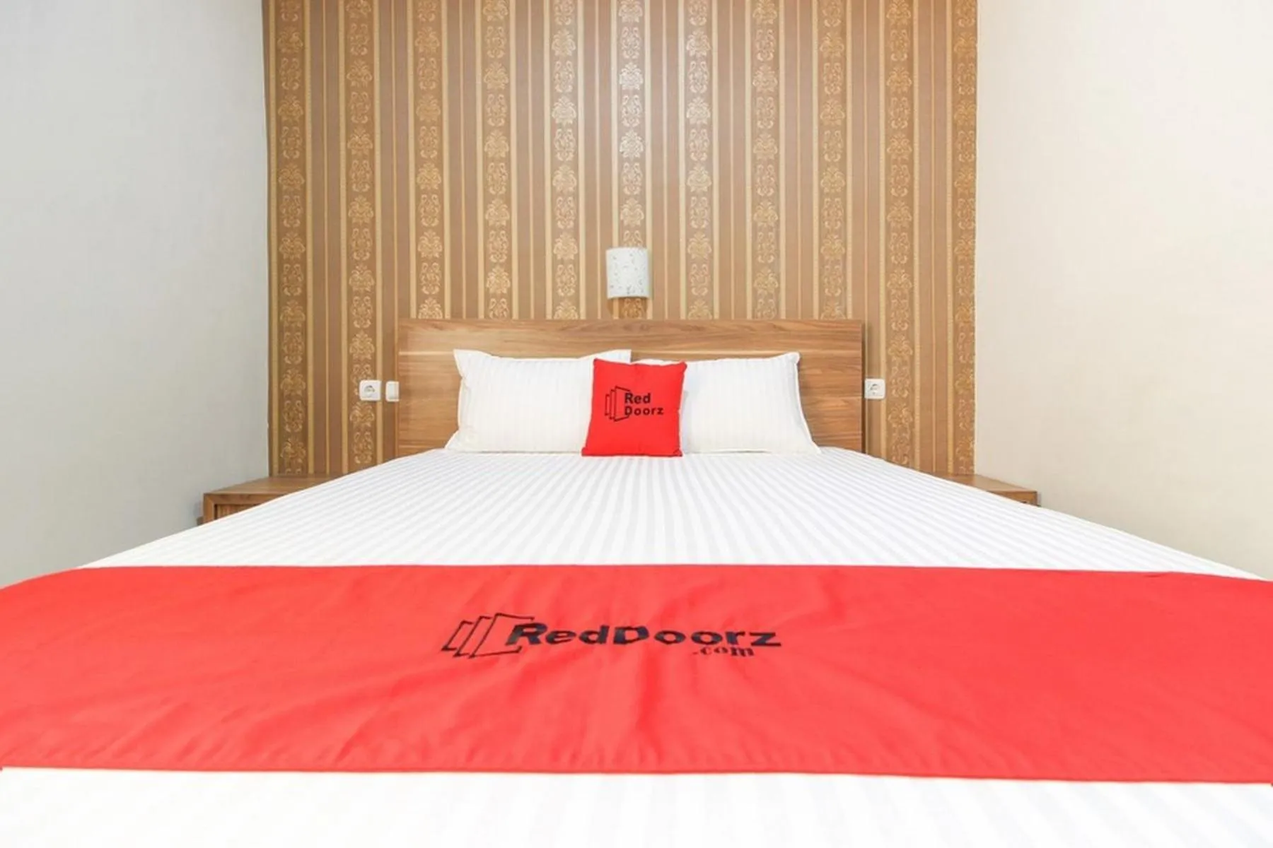 Bedroom, Bed in RedDoorz near Jogja Kembali Monument 3
