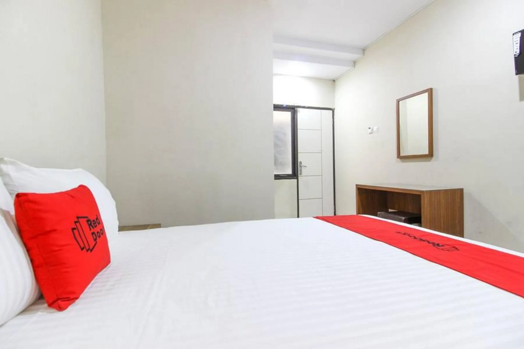 Bedroom, Bed in RedDoorz near Jogja Kembali Monument 3